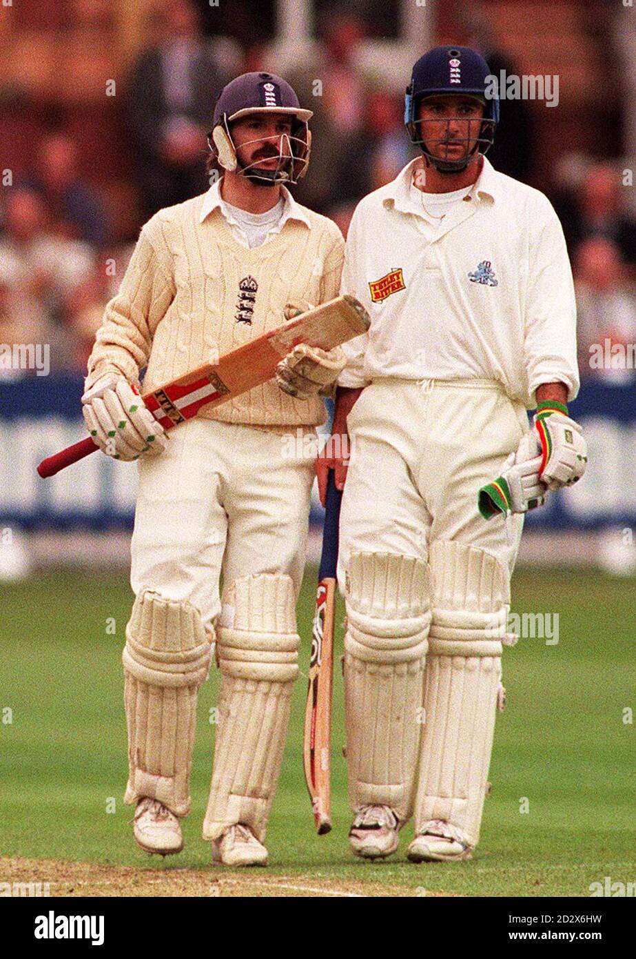 Jack Russell (à gauche) et Graham Thorpe, qui ont marqué 154 courses entre eux après un mauvais départ par l'Angleterre dans le Texaco Trophée d'aujourd'hui (jeudi) contre l'Inde, à Lord. Photo par Rebecca Naden/PA Banque D'Images