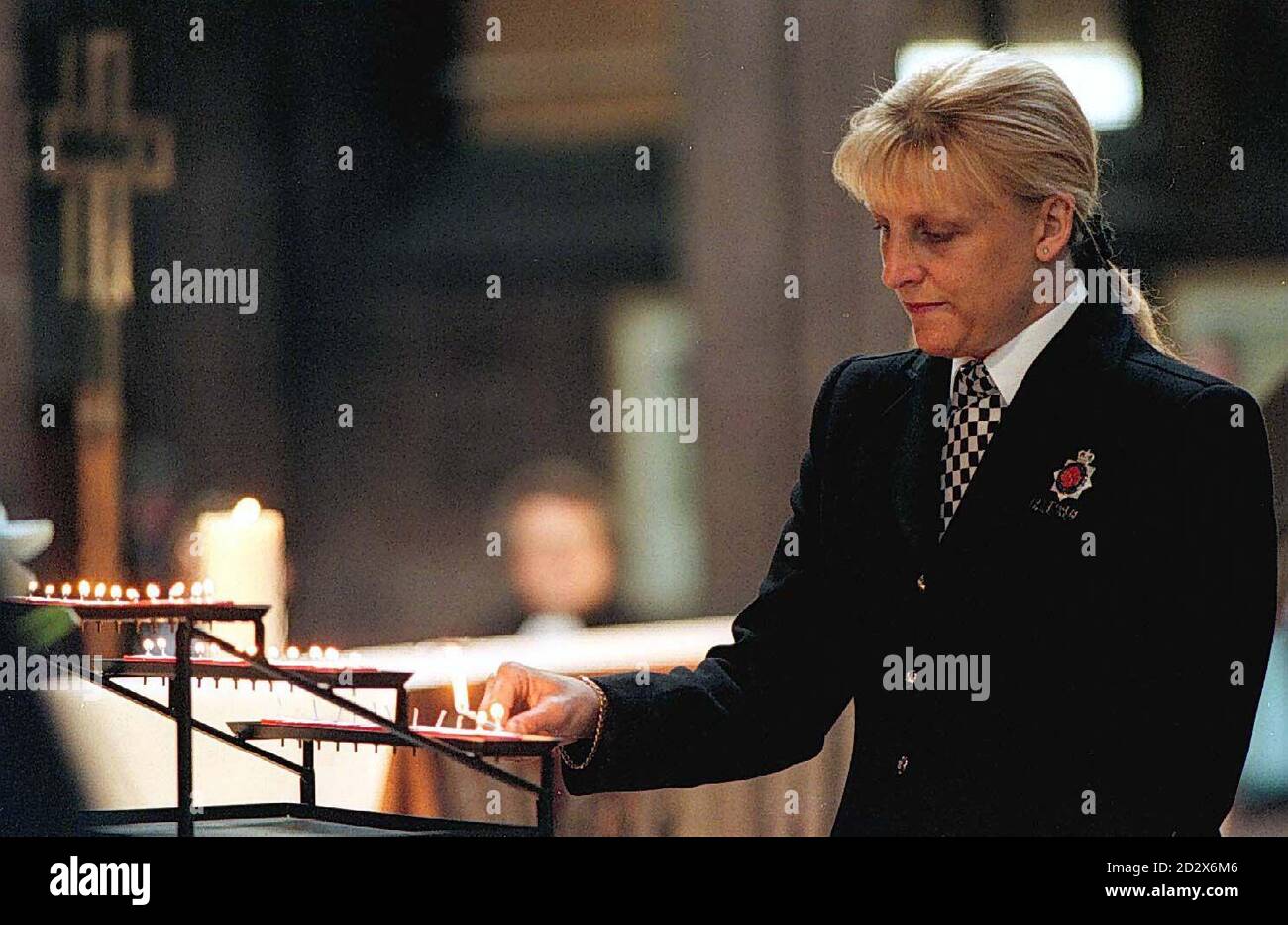 Le WPC Vanessa Winstanley, le constable qui a découvert la bombe massive de l'IRA samedi dernier dans le centre-ville de Manchester, allume une bougie au Service œcuménique de la cathédrale de Manchester ce matin (samedi). Photo de Brian Williamson/PA. Banque D'Images