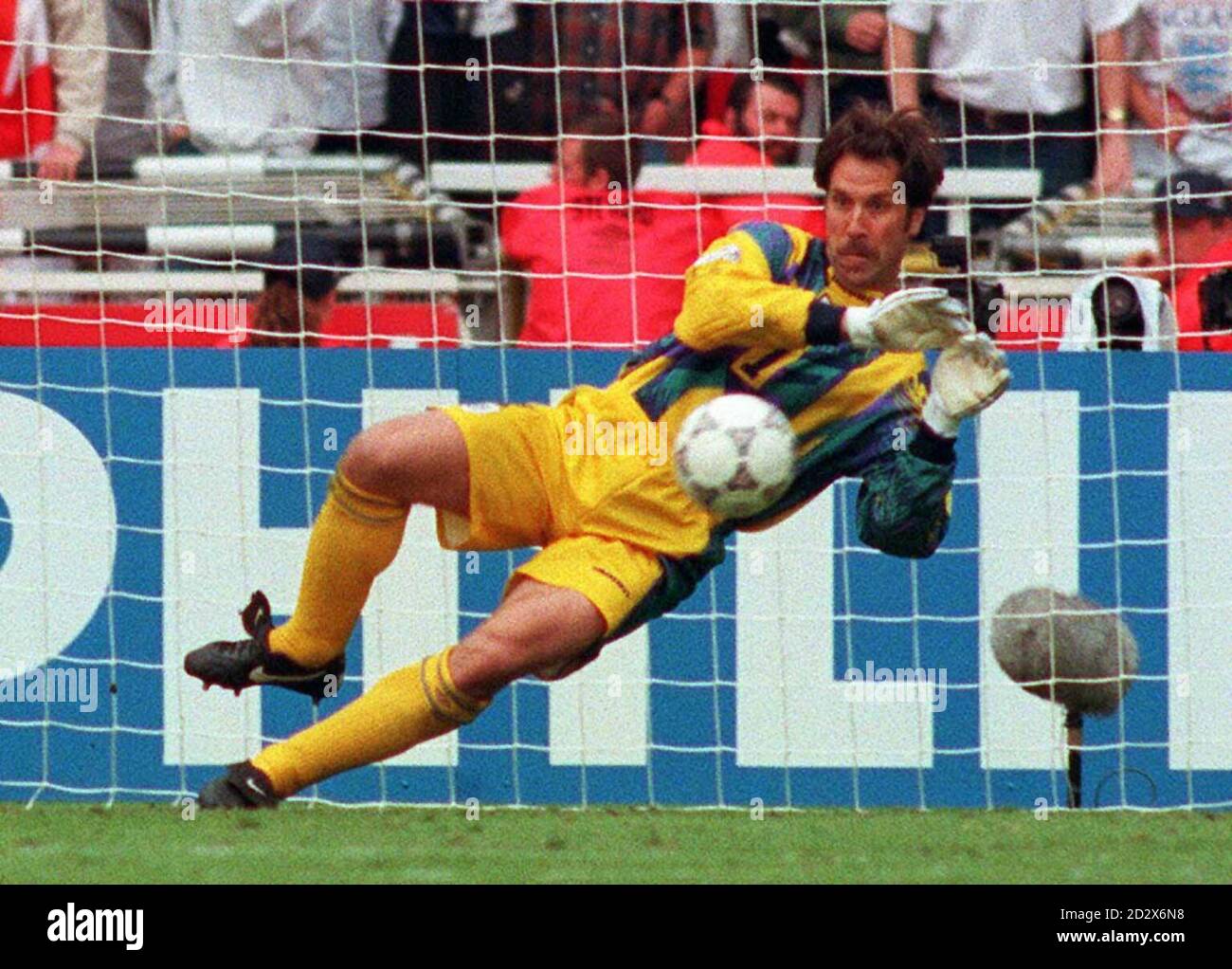 Dave Seaman sauve pour faire passer l'Angleterre à la demi-finale lors de la fusillade de pénalité pour décider du 96 quart de finale de l'euro d'aujourd'hui (Sam) contre l'Espagne, à Wembley. Photo par Adam Butler/PA Banque D'Images