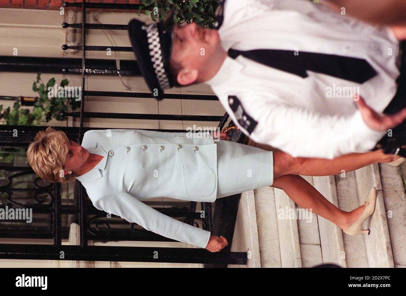 La princesse de Galles quitte l'hôtel Dukes à Londres aujourd'hui (vendredi), après l'annonce qu'elle avait accepté les conditions de son divorce avec le prince de Galles, qui se conclura le 28 août de cette année. Voir PA Story ROYAL Divorce. Photo de John Stillwell/PA. Banque D'Images