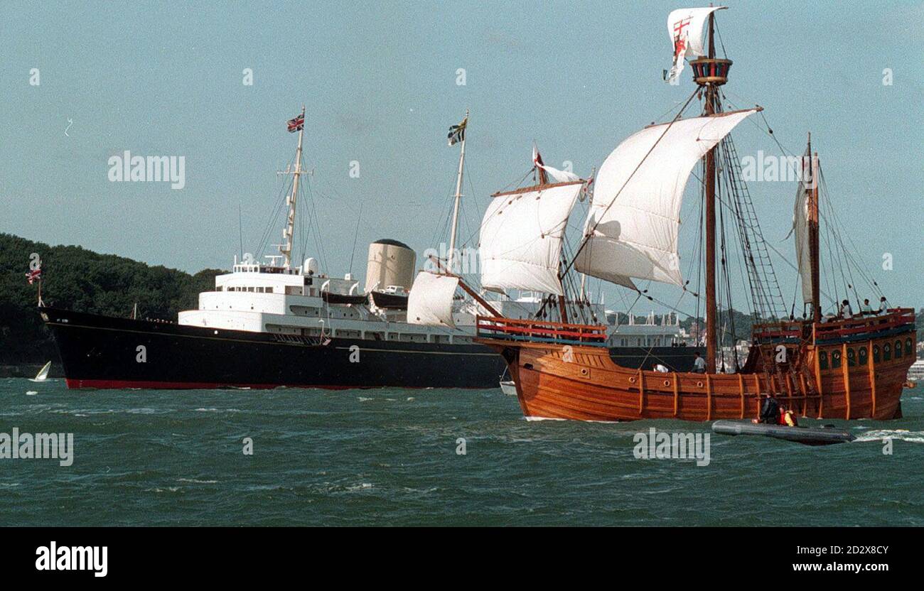 Le Royal Yacht 'Britannia', navigue devant le bateau d'entraînement de réplique médiévale 'matthew', et le Solent pour ce qui pourrait être la dernière fois. Le yacht a quitté la régate annuelle, pour Portsmouth où les membres de la famille royale la embarqueront plus tard aujourd'hui, pour commencer leur croisière des îles occidentales en Écosse. PHOTO DE JOHN STILLWELL/PA. Banque D'Images