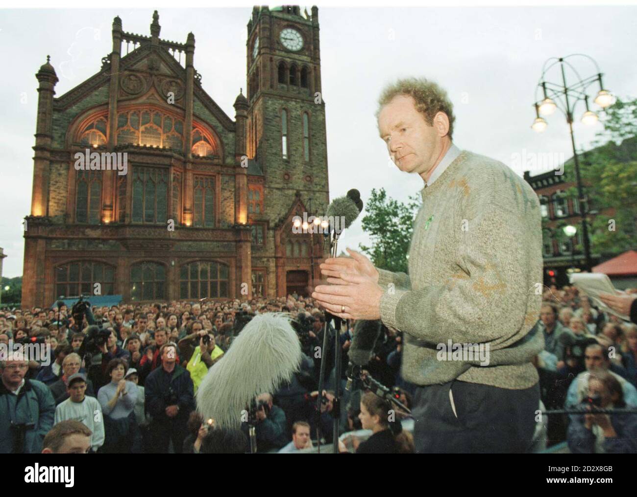 Martin McGuinness de Sinn Fein s'adresse aux nationalistes après la marche à Londonderry ce soir (vendredi), à l'extérieur du Guild Hall. Photo de Brian Little/ PA Banque D'Images