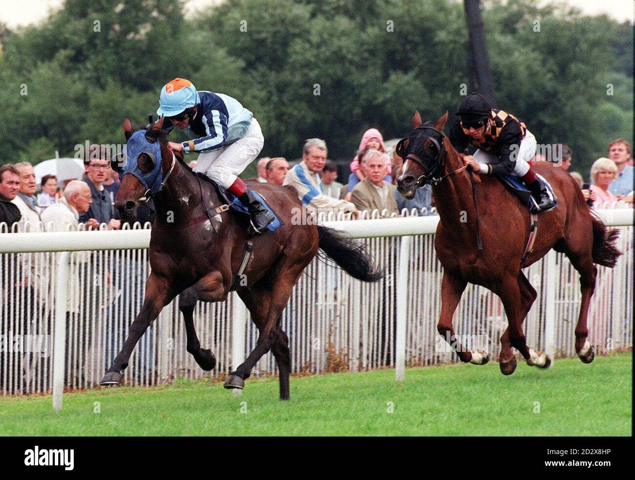 Top Jockey Walter Swinburn (à gauche) de retour dans la plaque pour la première fois depuis ses blessures reçues pendant les courses à Hong Kong il y a six mois, a gagné la Banque Royale d'Écosse handicap mises sur Talathath à Windsor aujourd'hui (lundi) de l'éventuel 3ème Cap Pigeon avec Frankie Dettori vers le haut.Photo de David Giles/PA. Banque D'Images