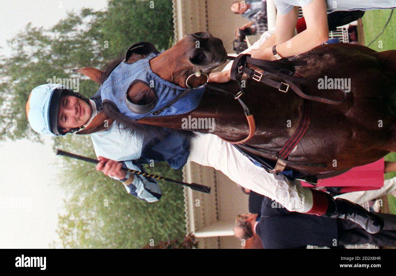 Top Jockey Walter Swinburn est revenu sur la plaque pour la première fois depuis ses blessures reçues lors de la course à Hong Kong il y a six mois, de retour dans l'enclos des gagnants après avoir remporté la Royal Bank of Scotland handicap mises sur Talathath à Windsor aujourd'hui (lundi). Photo de David Giles/PA. Banque D'Images