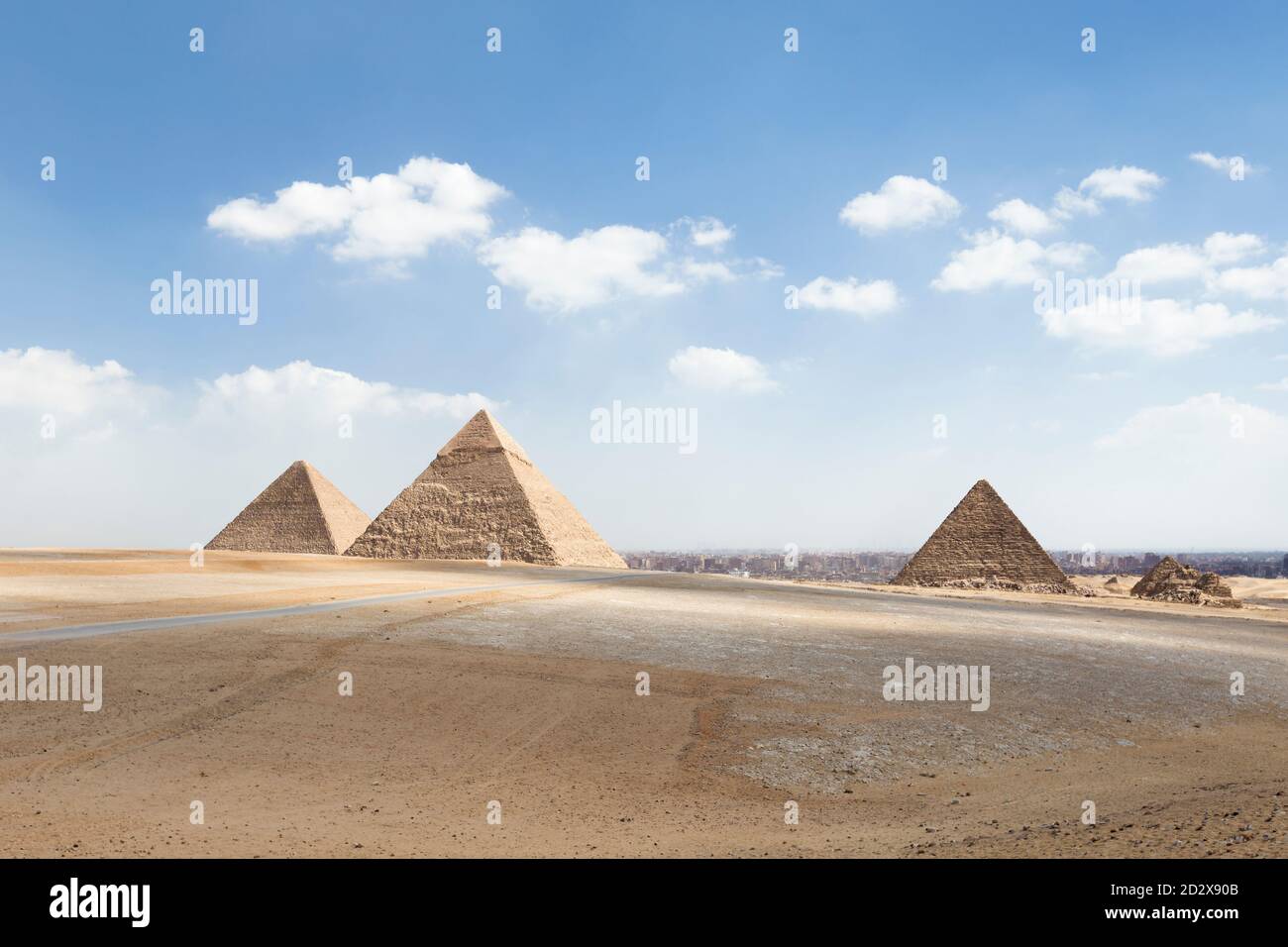 Les trois principales pyramides avec le Caire en arrière-plan, Gizeh, Egypte Banque D'Images