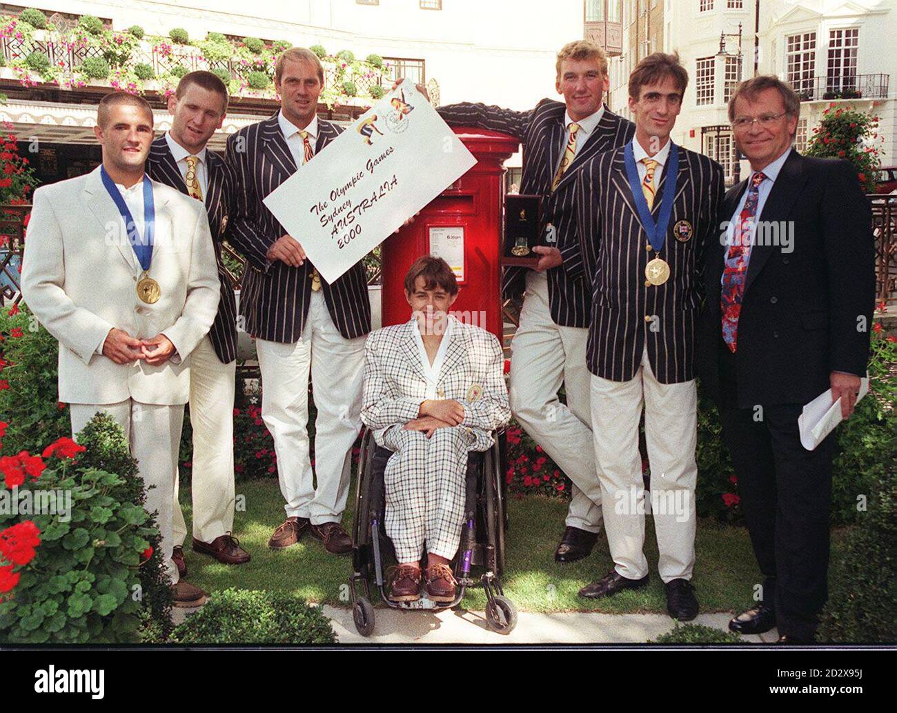 Lord Archer (à droite) accueille les médaillés d'or olympiques Steve Redgrave (3e à gauche) et Matthew Pinsent (3e à droite) ainsi que les médaillés d'or paralympiques : Simon Jackson, vainqueur du Judo (à gauche), Tanni Gray, coureur en fauteuil roulant (au centre), Chris Holmes, nageur à vision partielle (2e à gauche) et Noel Thatcher (2e à droite), à l'hôtel Dorchester de Londres aujourd'hui (Weds) où le Royal Mail a organisé un déjeuner de bienvenue spécial en leur honneur. Voir l'histoire des PA, JEUX SOCIAUX. Photo de Tony Harris. Banque D'Images