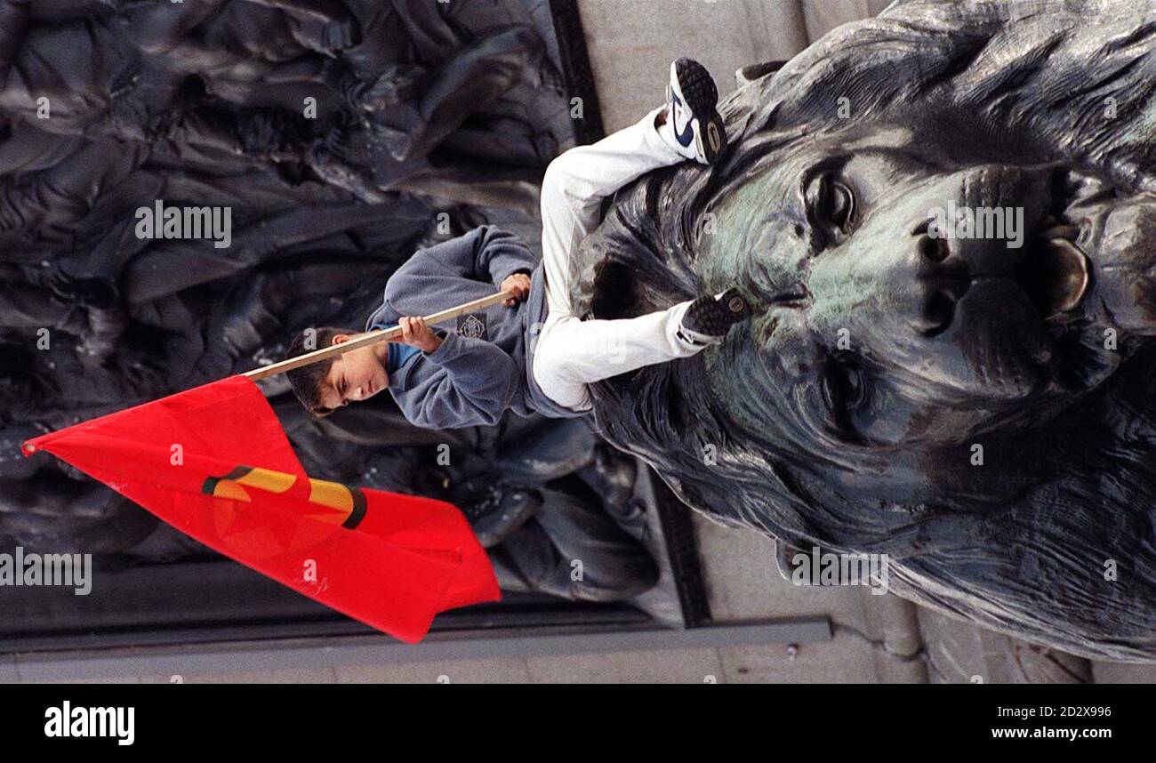 Erdhem Dirik, âgé de douze ans, fait le drapeau du Kurdistan Uni, assis sur l'un des lions au pied du coloumn de Nelson, aujourd'hui sur la place Trafalgar (dimanche). Plusieurs milliers de personnes ont été rassemblées à Trafalgar Square pour un festival appelant à la paix au Kurdistan. Photo PA par Louisa Buller/lb Banque D'Images