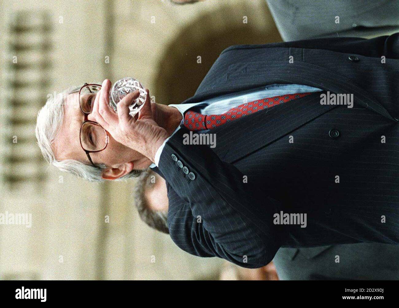 Le Premier ministre John Major essaie un verre d'eau de Buxton Spring lors d'une visite à la ville thermale de Derbyshire aujourd'hui (mercredi). PHOTO DAVID JONES/PA Banque D'Images