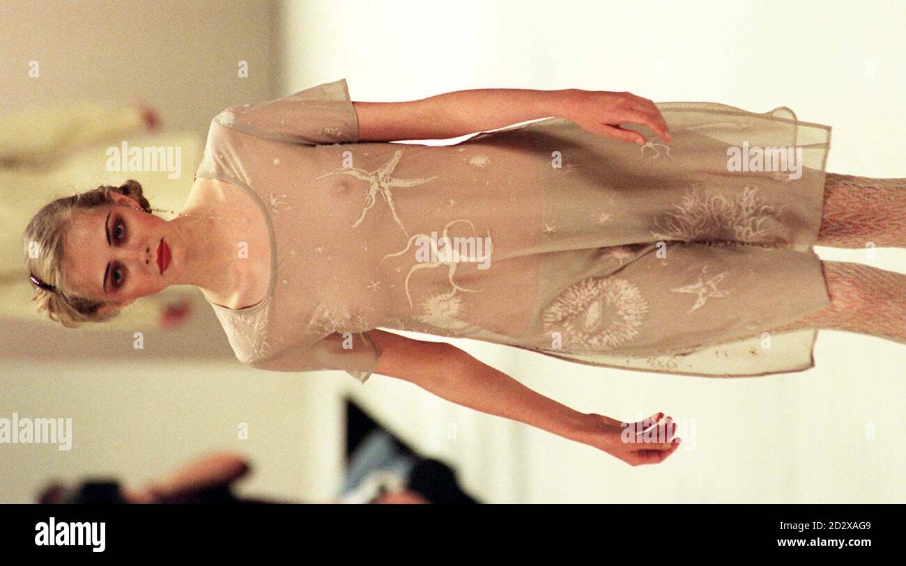 Cette soirée, une robe transparente longueur genou en relief avec des animaux de mer exposés dans la dernière collection de John Rocha (vendredi).Le défilé de la collection Printemps/été 1997 a eu lieu le troisième jour de la semaine de la mode de Londres.Photo de Neil Munns/PA. Banque D'Images