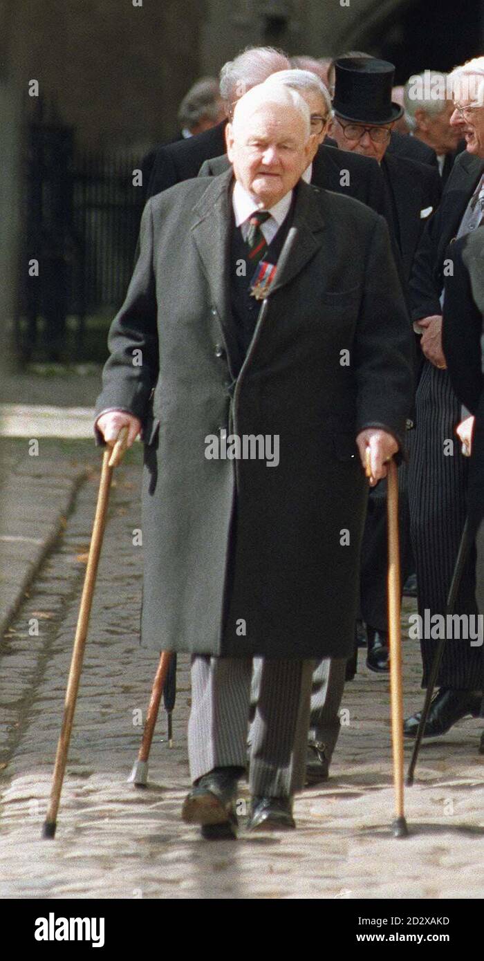 Lord Hailsham se joint à la procession des juges qui font leur promenade traditionnelle de l'abbaye de Westminster, au « petit déjeuner » dans les chambres du Parlement, marquant le début de l'année légale aujourd'hui (mardi). * 14/10/01 l'ancien Lord Chancelier Lord Hailsham de St Marylebone est mort après une longue maladie, 94 ans il a été annoncé. Le fils de l'homologue conservateur Douglas Hogg a déclaré que son père était décédé vendredi dans sa maison de Londres. 29/10/01 Lord Chancelier conservateur, Lord Hailsham de St Marylebone, qui était enterré dans un service familial privé à Sussex. Le collègue Tory, âgé de 94 ans, est décédé plus tôt dans sa maison de Londres Banque D'Images