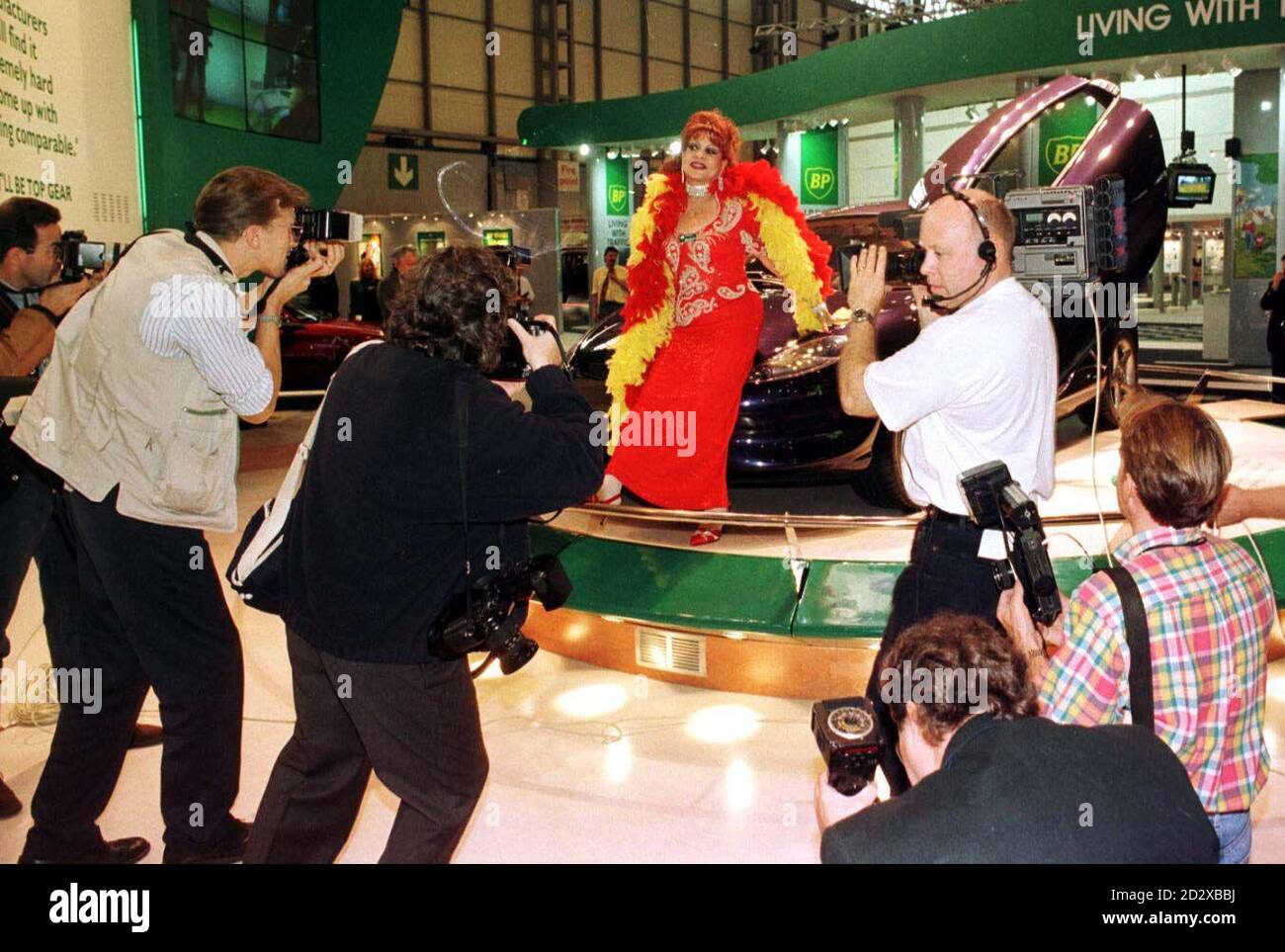 L'artiste Margarita Pracatan attire l'attention des médias alors qu'elle marche sur la nouvelle Daewoo Mya, au salon de l'automobile de Birmingham aujourd'hui (mardi).Photo de David Jones.Voir PA Story transport Show. Banque D'Images