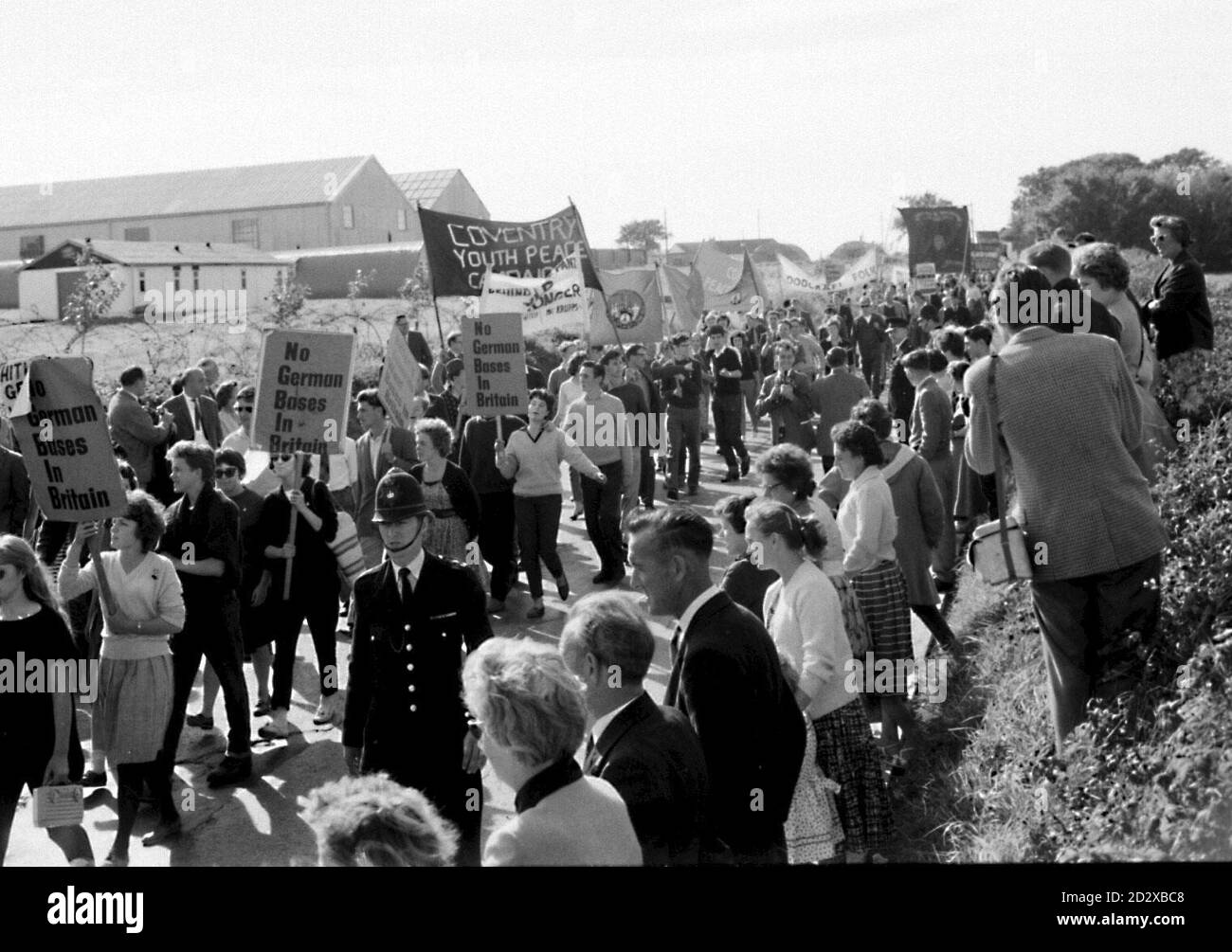 Dossier daté du 9 septembre 1961 de marachers protestant contre l'entraînement des troupes allemandes au pays de Galles, à l'extérieur du camp de Castlemartin, dans le Pembrokeshire. Les équipages allemands de chars Panzer quittent aujourd'hui (mardi) derrière l'un de leurs anciens chars Leopard Mk 1 pour marquer la fin de leur occupation pacifique de 35 ans des champs d'entraînement à Castlemartin, Pembrokeshire. Le char a été dévoilé à la base du pays de Galles de l'Ouest alors que les officiers supérieurs de l'armée britannique et de l'armée fédérale allemande se réunissaient pour un défilé, un service d'église et un dernier adieu. Voir PA Story DEFENSE Tank. DISPONIBLE EN NOIR ET BLANC UNIQUEMENT. Banque D'Images