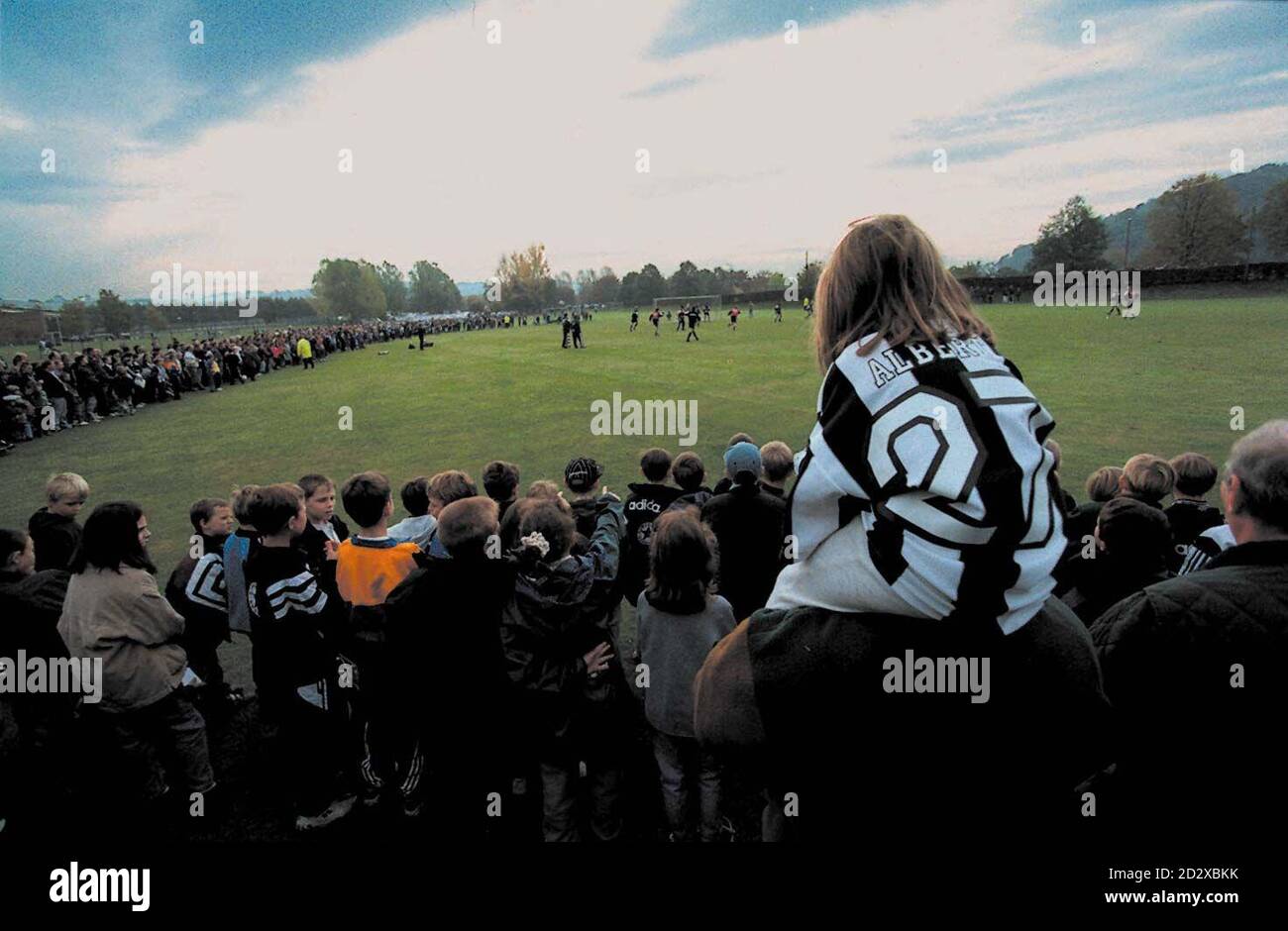 Ce matin, près de 2,000 000 fans se rassemblent sur le terrain d'entraînement des leaders de la Premiership Newcastle United au château de Maiden (tue) pour observer leurs héros à la suite de la démolition des champions de Manchester United en 5-0 au parc St James's, dimanche. Photo d'Owen Humphreys/PA. Banque D'Images