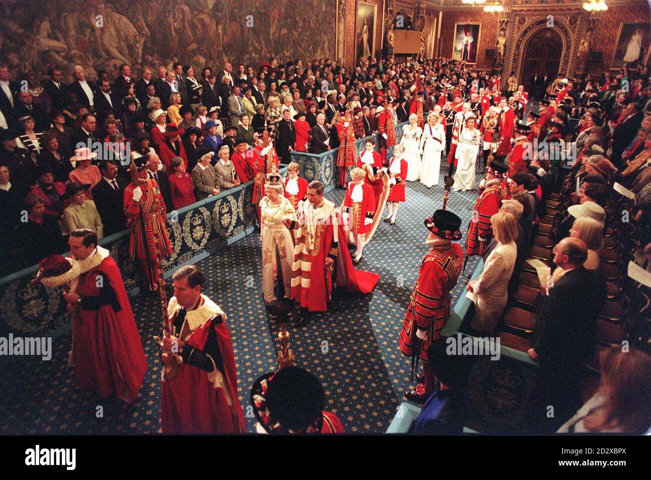 Une vue générale de la Reine et du Prince de Galles marchant dans la Galerie royale sur leur chemin à la Chambre des Lords, pour l'ouverture d'État du Parlement aujourd'hui (Weds). Photo de John Stillwell WPA Rota. Banque D'Images