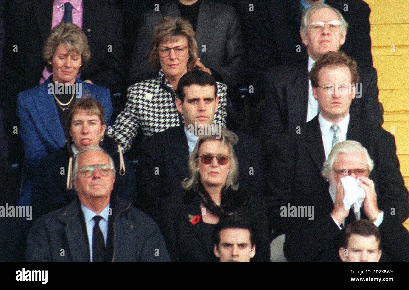 Ruth (en haut à gauche), l'épouse du vice-président de Chelsea, Mattew Harding, et Ken Bates, président, dans le croud cet après-midi (samedi), au pont Stamford, pour la première fois depuis le décès de M. Harding dans un accident d'hélicoptère à Cheshire mardi dernier. Photo de Stefan Rousseau/PA Banque D'Images