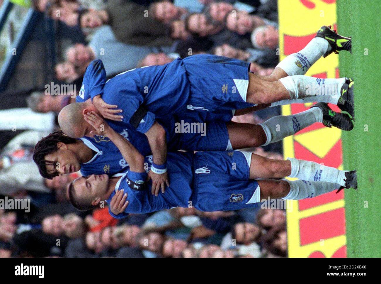Ruud Gullit (au centre), joueur/directeur de Chlesea, est félicité par les coéquipiers Dennis Wise (à gauche) et Gianluca Vialli après avoir marquant le premier but de son équipe dans leur match émotionnel de Premiership contre Spurs cet après-midi (samedi). Le vice-président du club, Matthew Harding, est décédé mardi dans un accident d'hélicoptère. Photo de Stefan Rousseau/PA. Banque D'Images