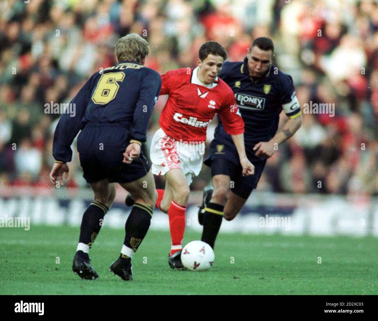 Juninho de Middlesbrough fait la force entre Vinnie Jones (à droite) de Wimbledon et Ben Thatcher pendant le match Riverside Stadium d'aujourd'hui (samedi). Photo d'Owen Humphreys/PA. Banque D'Images