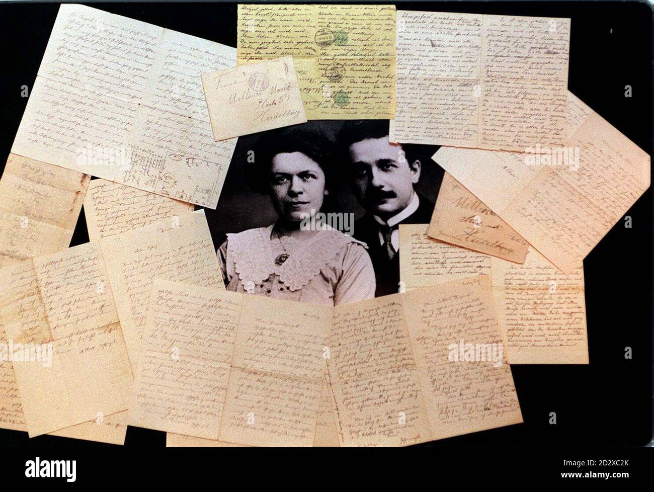 La correspondance de la famille Einstein, y compris les lettres d'amour Albert Einstein-Mileva Marie, entoure un portrait du couple, avant d'aller sous le marteau à Christie's à New York le 25 novembre 1996. Photo de David Cheskin. Banque D'Images