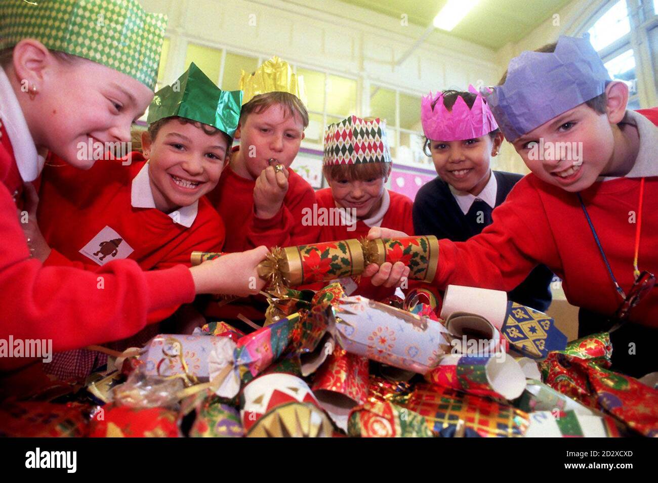 Des élèves de l'école de Shaftesbury Park à Battersea, dans le sud de Londres, se sont mis à tester une gamme de craquelins festifs.Les enfants critiquaient des blagues, des mottos et des proverbes peu amusants et demandaient des cadeaux de plaisanterie tels que des coussins de whoopee ou des mini pistolets à eau.* les papillotes de luxe de Waitrose ont été jugés le plus beau look mais WH Smith's complet Party Pack a été voté top dans l'ensemble.Le meilleur rapport qualité/prix que l'on ait pu parier était Sainsbury's (7.99 pour 12).Ils étaient de loin les moins chers et sont arrivés troisième sur 10 dans le test de qualité. Banque D'Images Des élèves de l'école de Shaftesbury Park à Battersea, dans le sud de Londres, se sont mis à tester une gamme de craquelins festifs.Les enfants critiquaient des blagues, des mottos et des proverbes peu amusants et demandaient des cadeaux de plaisanterie tels que des coussins de whoopee ou des mini pistolets à eau.* les papillotes de luxe de Waitrose ont été jugés le plus beau look mais WH Smith's complet Party Pack a été voté top dans l'ensemble.Le meilleur rapport qualité/prix que l'on ait pu parier était Sainsbury's (7.99 pour 12).Ils étaient de loin les moins chers et sont arrivés troisième sur 10 dans le test de qualité. Banque D'Images