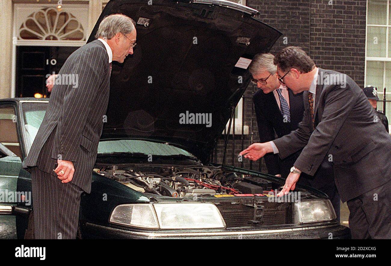 Le Premier ministre John Major (2e à droite) est exposé sous le capot du nouveau Rover 827 à essence qui lui a été présenté à Downing St ce matin (mardi) par Roy Gardner, à gauche, directeur exécutif de British Gas PLC La voiture, qui fonctionne sur un système à double carburant, est capable de passer de l'essence à l'essence d'un simple geste et va rejoindre le pool de voitures n° 10 exploité par le service de voiture du gouvernement. Photo de Fiona Hanson/PA. Banque D'Images