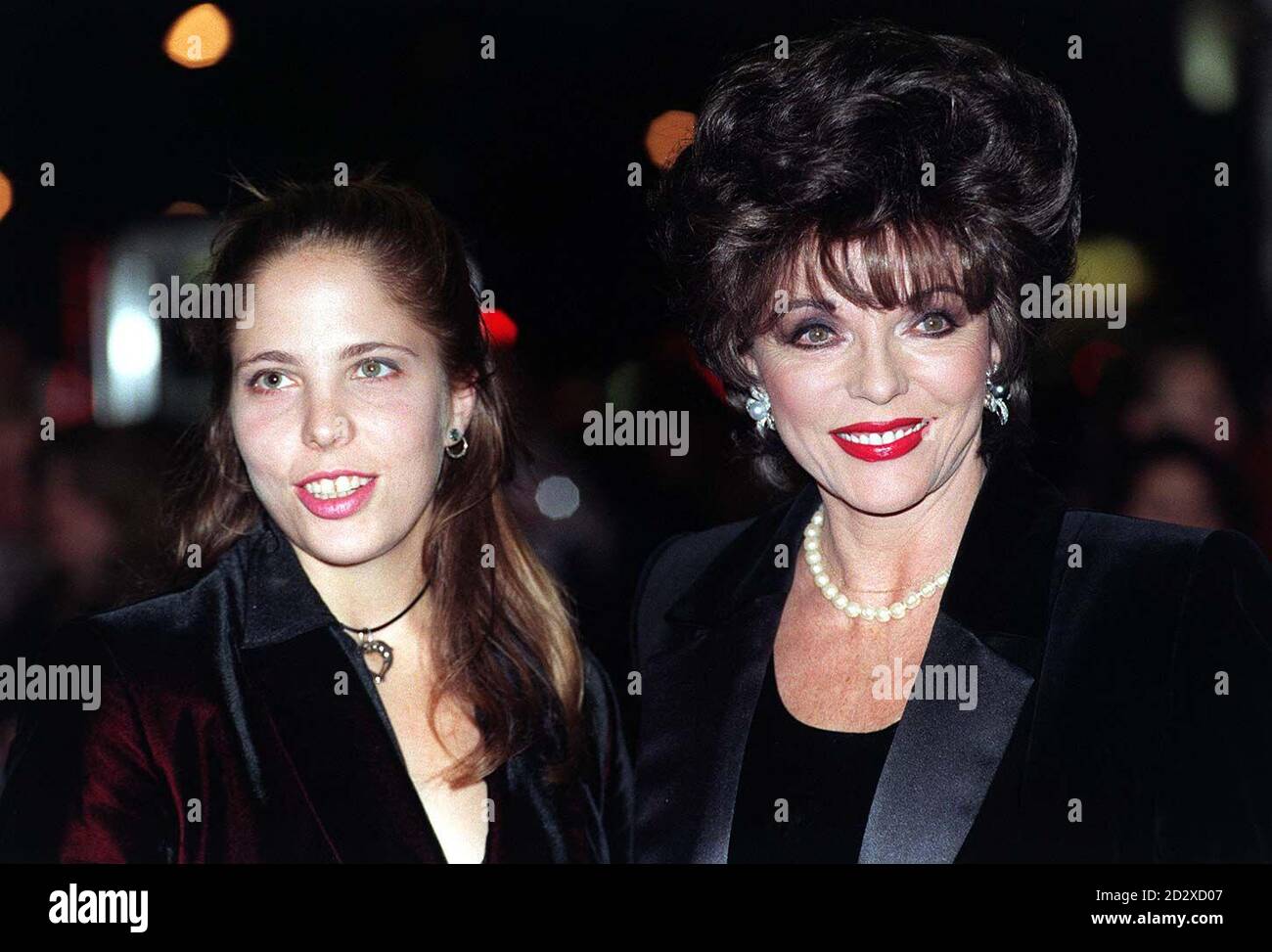 L'actrice Joan Collins et sa fille arrivent au Dominion Theatre pour regarder Anthony Newley (l'ancien mari de Joan) lors de sa soirée d'ouverture dans la comédie musicale 'Crooge'. Photo de David Cheskin. Banque D'Images