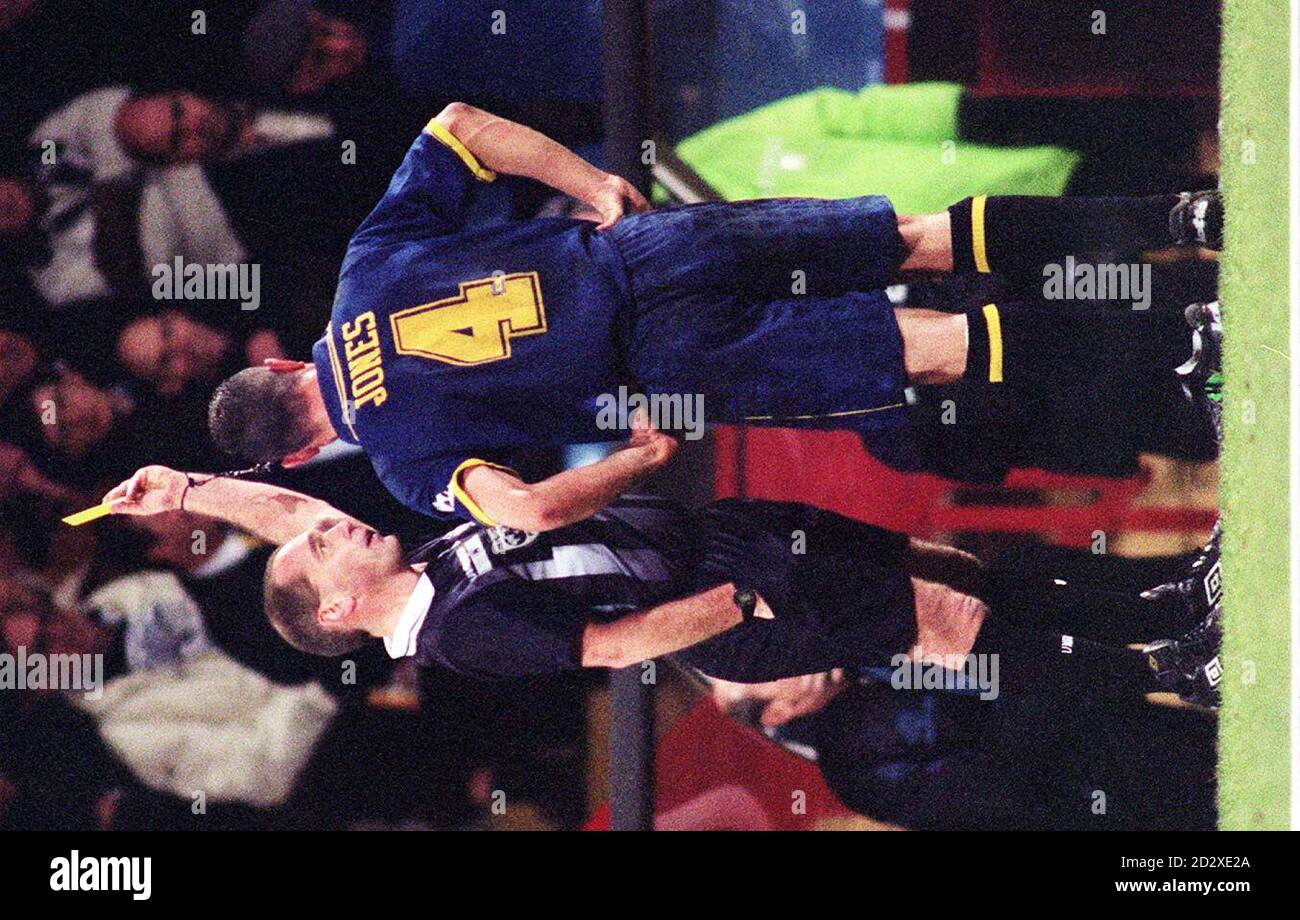 Vinnie Jones, de Wimbledon, a réservé une tête volante qui a pris Haaland, de la forêt de Nottingham, en montant pour une balle haute près de la ligne de contact au parc Selhurst aujourd'hui (samedi). Photo de Rebecca Naden. Voir PA Story FOOTBALL Wimbleon. Banque D'Images