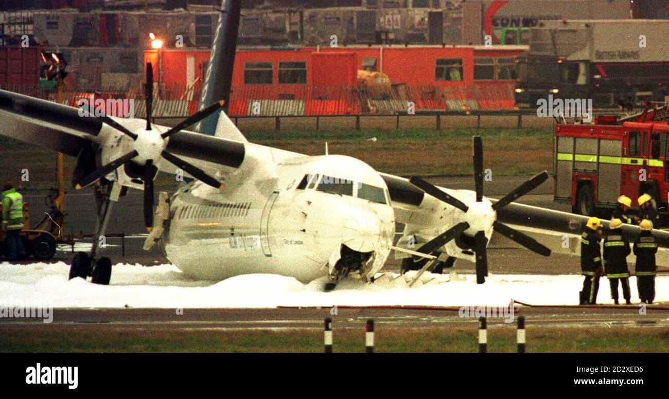 Un avion KLM Fokker 50 se trouve sur la piste sud de l'aéroport de Heathrow après s'être écrasé pendant l'atterrissage aujourd'hui (dimanche) quand son train de roulement s'est effondré. Voir PA Story AIR Crash. Photo de Tim Ockenden. Banque D'Images