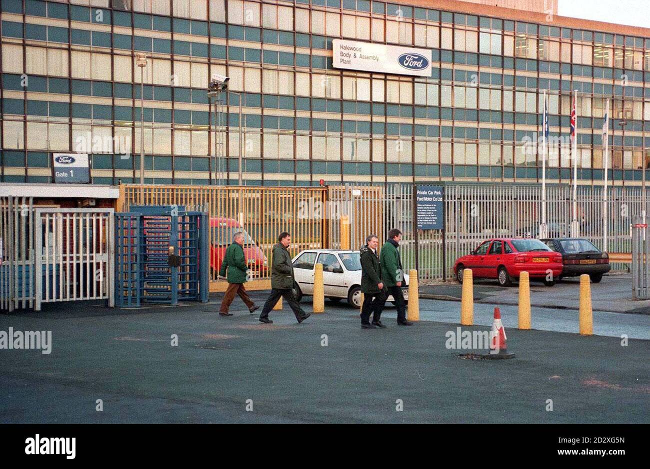 Les travailleurs qui quittent l'usine de Fords à Halewood à Merseyside hier (mardi) : les dirigeants syndicaux se vantent de mauvaises nouvelles sur les pertes d'emploi, car l'une des plus grandes usines de Ford rencontre demain les directeurs du géant automobile, craignant jusqu'à 1.300 licenciements et la menace de fermeture. Voir PA Story INDUSTRY Fords. Photos PA/PA. Banque D'Images Les travailleurs qui quittent l'usine de Fords à Halewood à Merseyside hier (mardi) : les dirigeants syndicaux se vantent de mauvaises nouvelles sur les pertes d'emploi, car l'une des plus grandes usines de Ford rencontre demain les directeurs du géant automobile, craignant jusqu'à 1.300 licenciements et la menace de fermeture. Voir PA Story INDUSTRY Fords. Photos PA/PA. Banque D'Images
