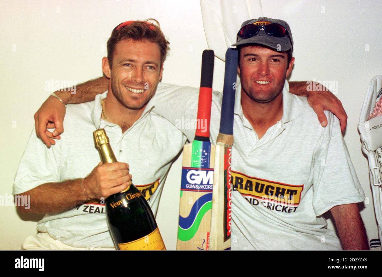 Danny Morrison, de la Nouvelle-Zélande, à gauche (14) et Nathan Astle (102) célèbrent leur dixième stand de cricket pour dessiner le premier test avec l'Angleterre à Eden Park, Auckland, mardi. Histoire de l'AP Ross Setford/PA Banque D'Images