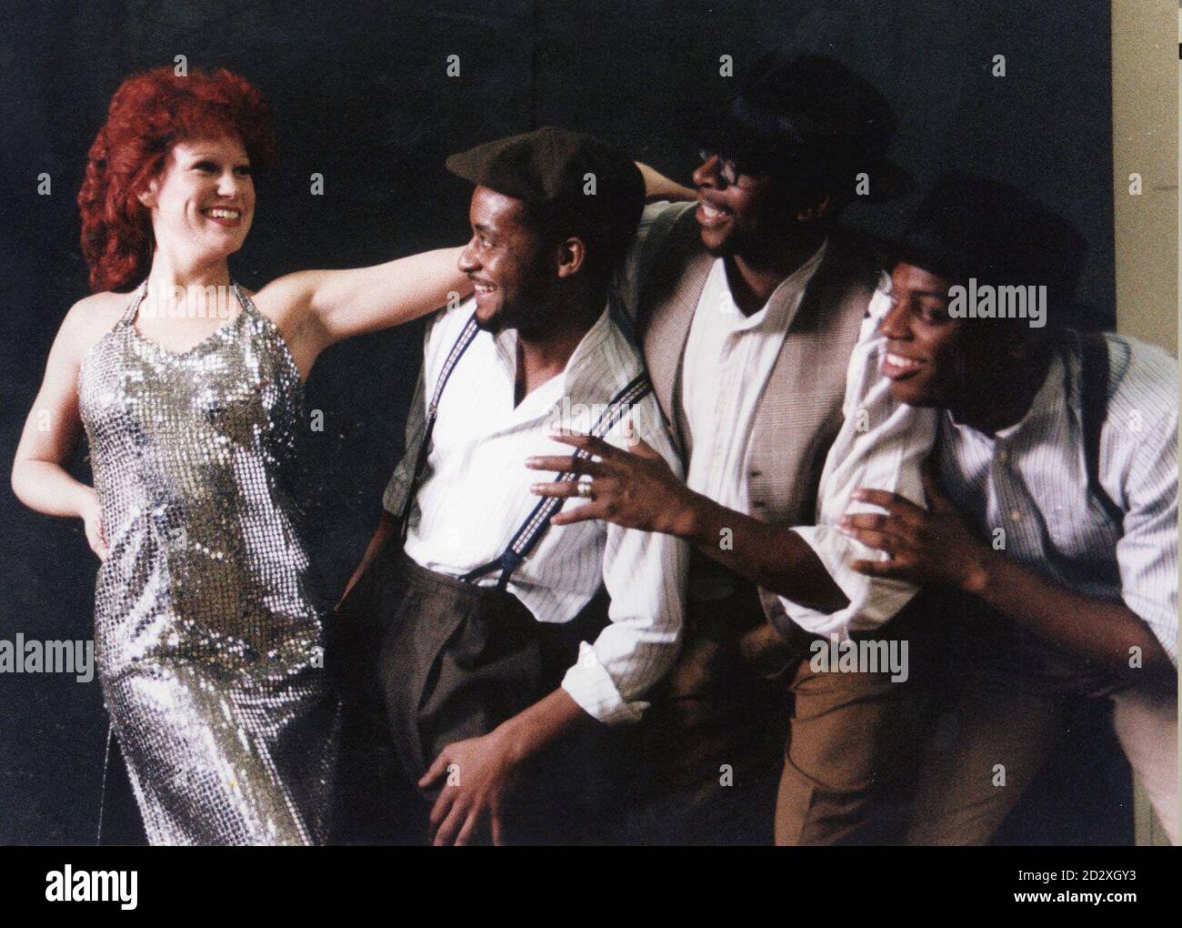 Répétitions pour les années trente, danse du robinet et musique gospel tapotant Harlem, avec Scarlett O'Neal (à gauche) comme Thelma, une jeune danseuse qui devient l'objet de l'adulation de la danseuse du TAP Avon âgée. Le spectacle, co-vedette (à partir de la 2e gauche) Paul Charles (comme Bubbles) Leon Hazlewood (Jimmy) et Julian Cannonier (Young Avon) est financé par le père millionnaire de Scarlett, l'impresario Mervynn Conn, et se présentera dans le pays à partir du mois prochain. Voir PA Story SHOWBIZ musical. Banque D'Images