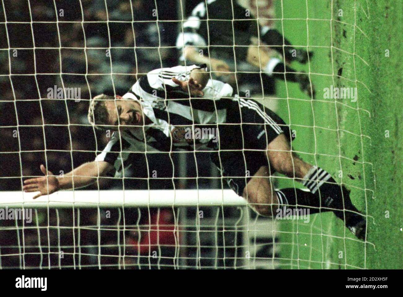 Alan Shearer, le gardien de but de Newcastle, célèbre son tour de chapeau pour terminer un superbe survol de St Jamen's Park cet après-midi pour enregistrer une victoire de 4-3 sur Leicester, malgré une baisse de 3-1. Photo d'Owen Humphreys/PA. Banque D'Images