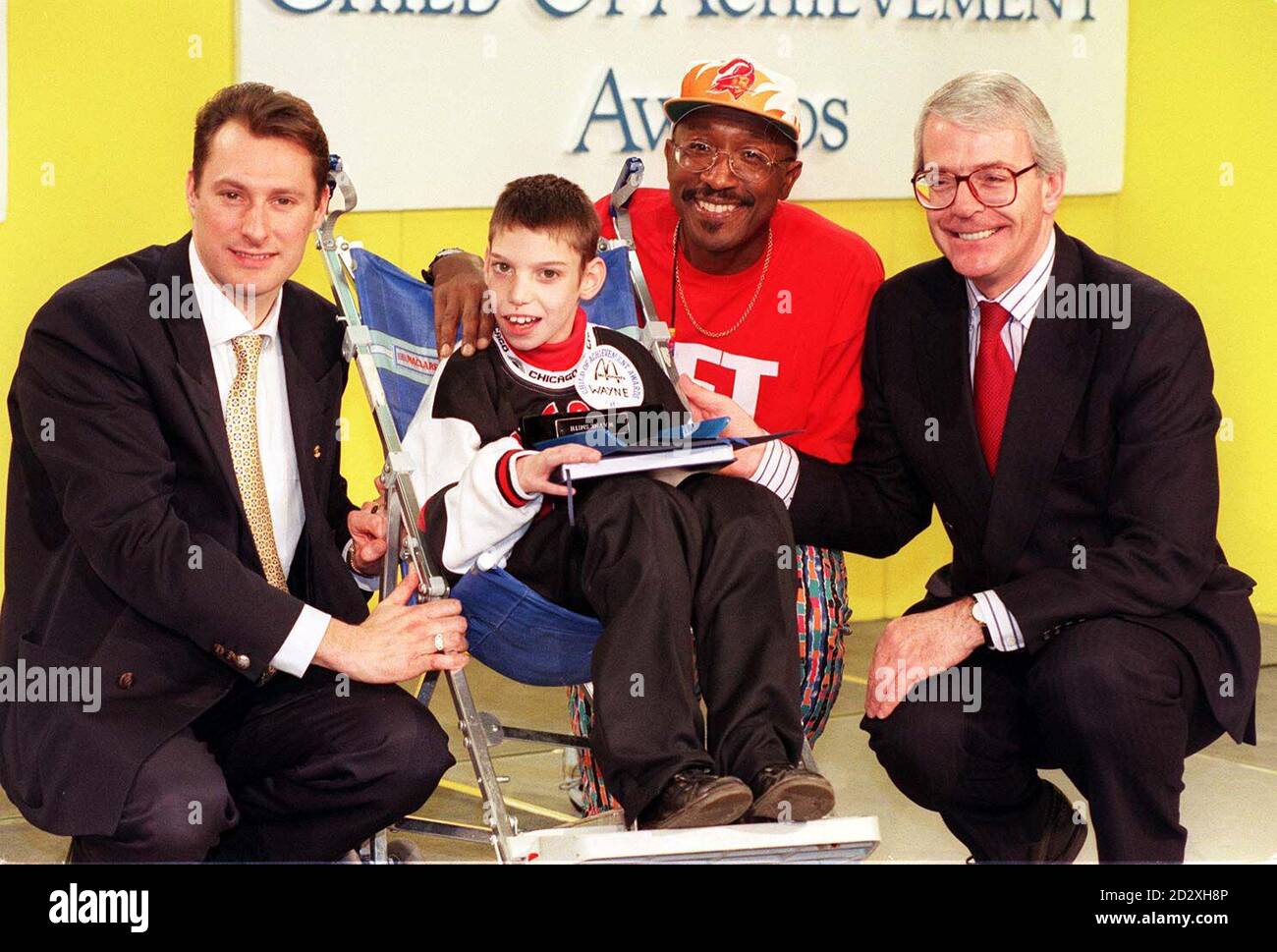 Wayne Lee Smith, âgé de 13 ans, de Northamptonshire, reçoit aujourd'hui à Londres son Prix de l'enfant d'accomplissement du Premier ministre John Major, du présentateur de télévision M. Motivator (2e à droite) et du médaillé olympique Nick Gillingham (à gauche). Voir PA Story AWARDS Children. Photo de Fiona Hanson. Banque D'Images