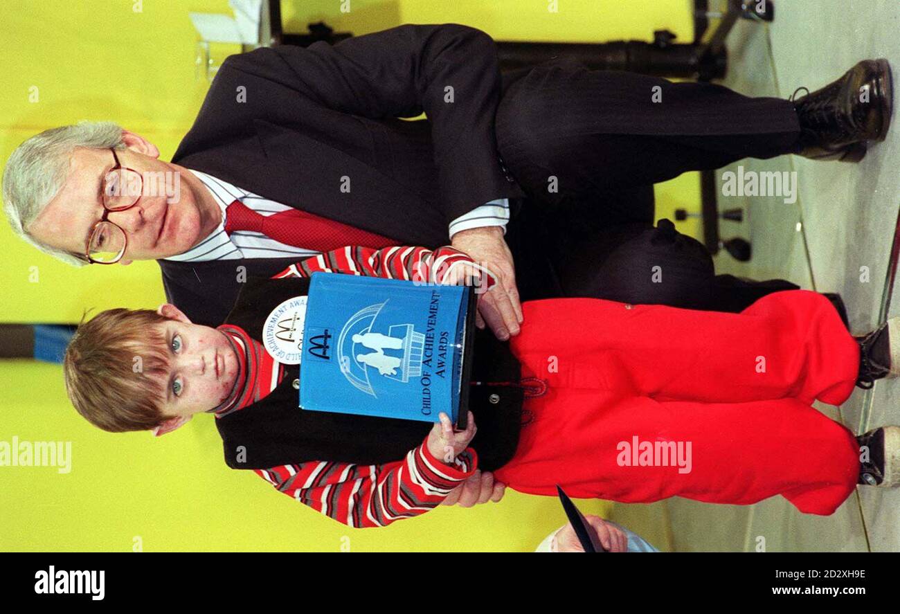 Le Premier ministre John Major présente aujourd'hui à Londres (Weds) Oliver Thomas, âgé de sept ans, son Prix de l'enfant d'excellence. Oliver, de Claygate, Surrey, souffre de l'épidermolyse bullosa, qui fait sa peau boursouflure si mal qu'il doit dormir enveloppé de film de clingfilm et le porter sous ses vêtements. Voir PA Story AWARDS Children. Photo de Fiona Hanson Banque D'Images