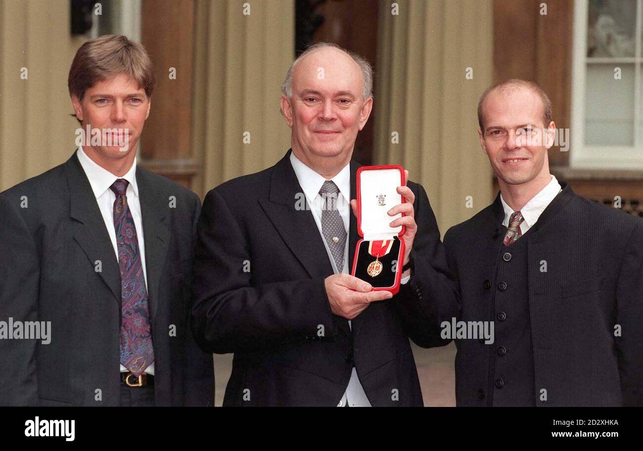 Le dramaturge Sir Alan Ayckbourn, accompagné de ses fils Steven (à gauche)  et Philip, pour récupérer sa chevalier lors de l'investiture d'aujourd'hui  (mardi) au Palais de Buckingham. Photo de John Stillwell/PA Photo