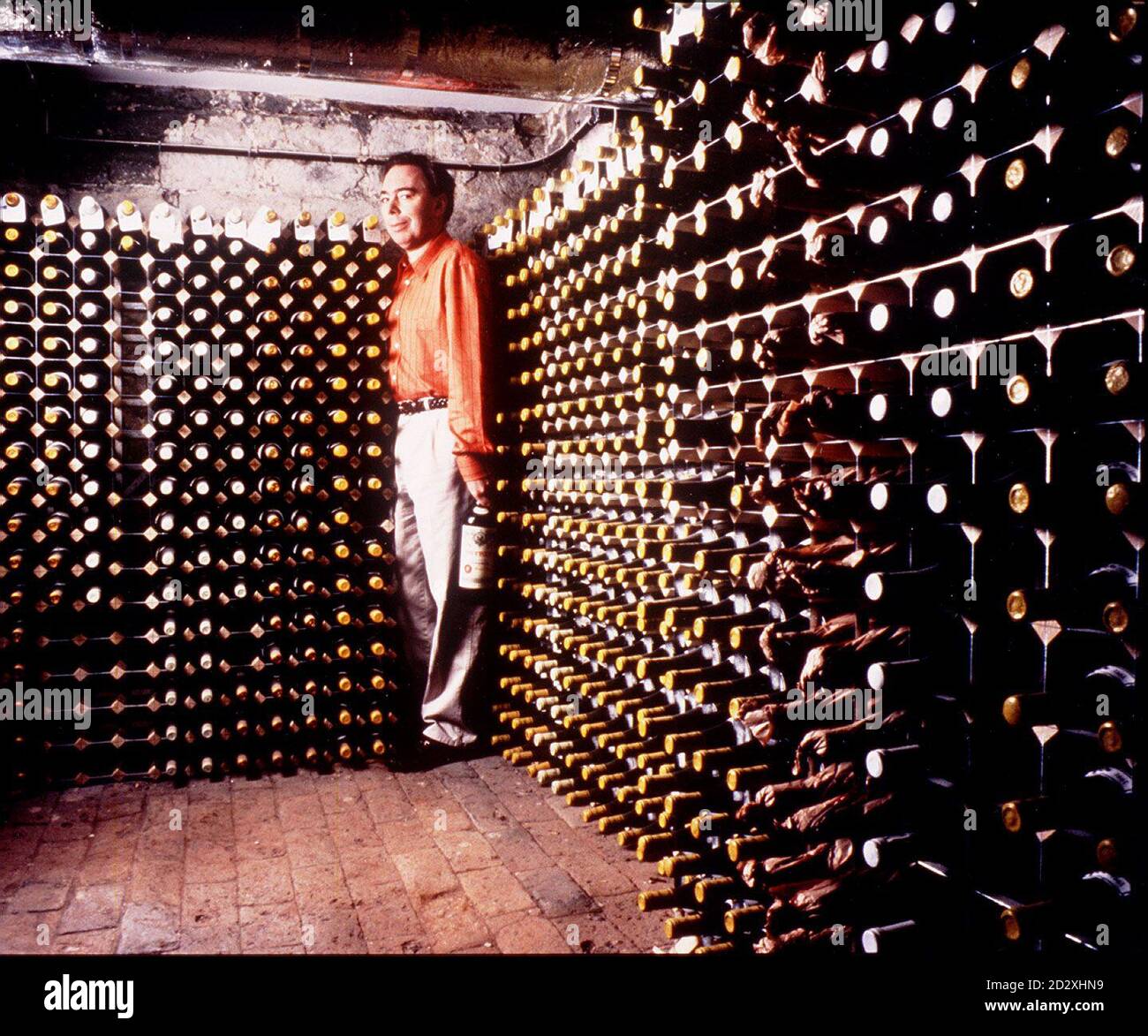 Sir Andrew Lloyd Webber dans la cave de sa maison de campagne anglaise dans le Berkshire. Sotheby's, Londres, a annoncé aujourd'hui (Weds) que Sir Andrew leur a donné pour instruction de vendre une grande partie de sa collection de vins fins de ses caves en Angleterre et dans le sud de la France. La vente de plus de 18,000 bouteilles devrait augmenter de plus de 2 millions et se tiendra à Sotheby's à Londres le mercredi 21 mai, à la suite d'une soirée de gala la nuit précédente. Banque D'Images