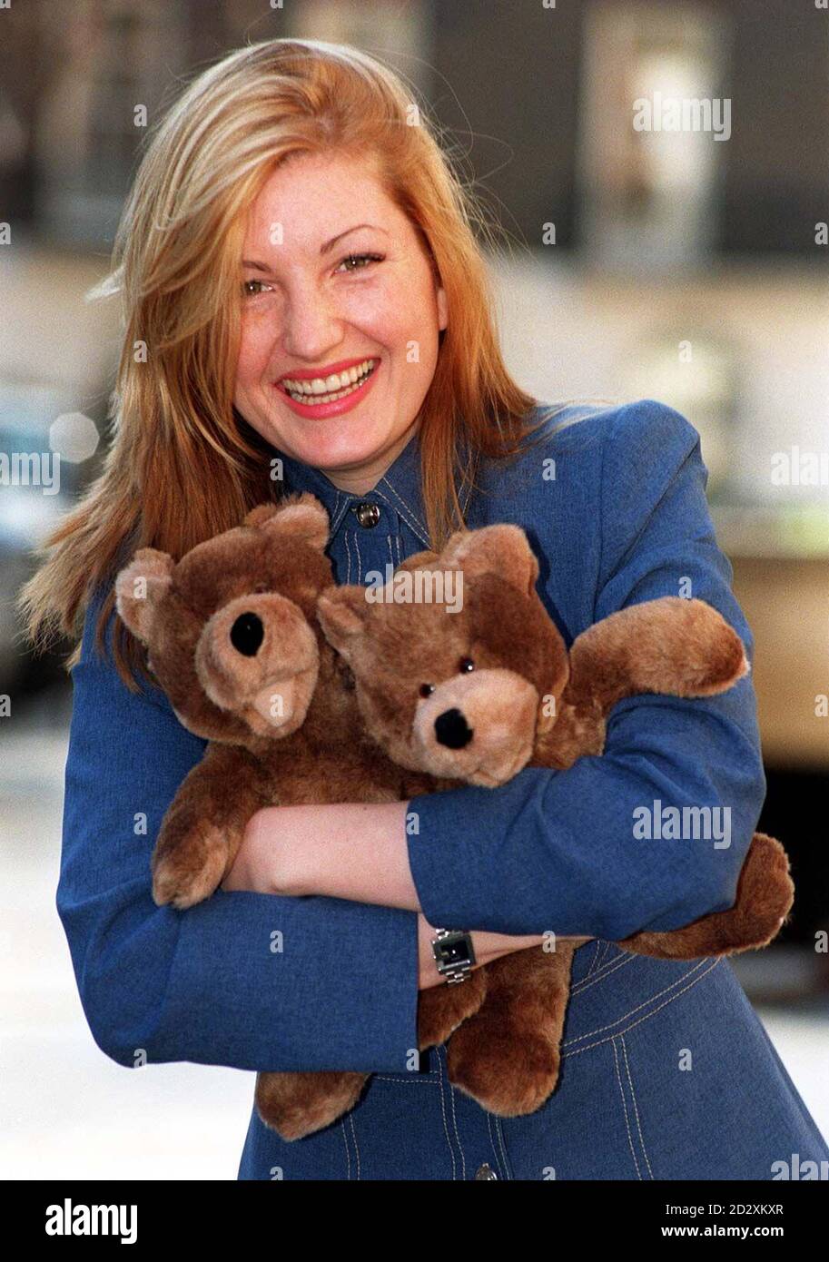 Karren Brady, directeur général du club de football de Birmingham City à la cérémonie de remise des prix Marikas Campaign 1997 pour les parents à l'hôtel Berkeley de Londres aujourd'hui (jeudi). Les prix ont été remis lors d'une cérémonie de style oscar par une foule de célébrités. Parmi les lauréats, Tesco a été le premier supermarché du Royaume-Uni à être convivial pour les parents et Boots, le meilleur chimiste. Par Fiona Hanson/PA. Banque D'Images