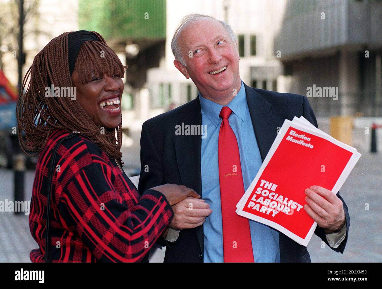 Arthur Scargill lance aujourd'hui à Londres son manifeste du Parti socialiste ouvrier (mardi), avec Angela Ruddock, l'espoir du Parti socialiste ouvrier, qui se présente contre Harriett Harmen du Parti travailliste pour le siège de Camberwell/Peckham aux élections générales. Voir l'histoire de l'AP ÉLECTION socialiste. Photo de Fiona Hanson. Banque D'Images