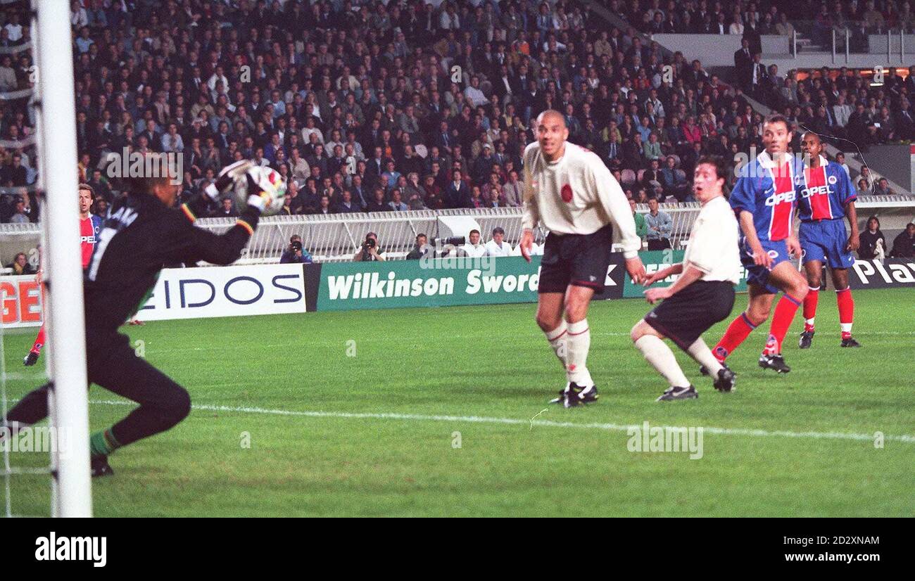 Paris St Germain V Liverpool.Bernard Lama, gardien du PSG, sauve une tentative de but de Robbie Fowler.Pic Dave Kendall. Banque D'Images