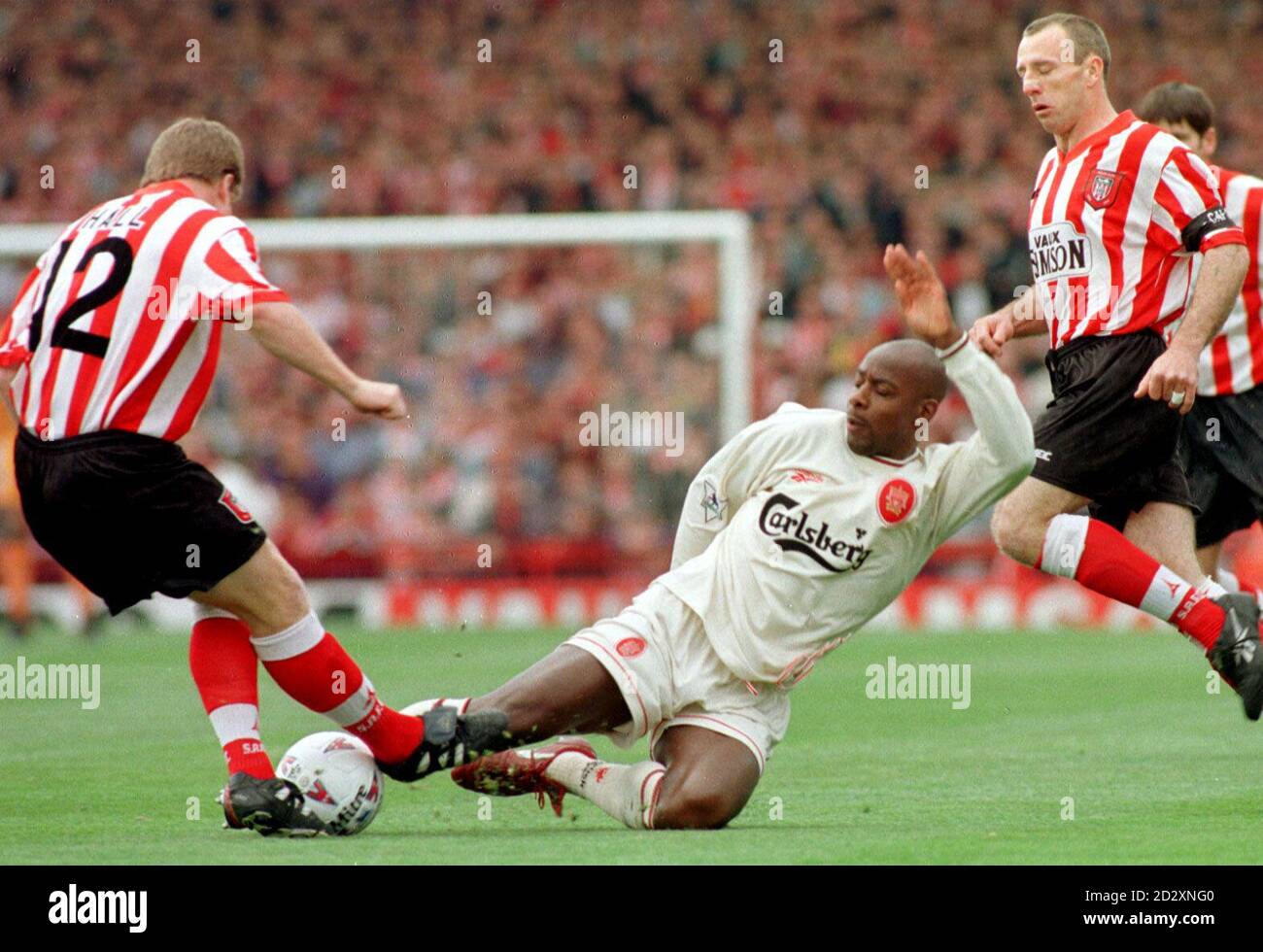 L'attaquant de Liverpool Mike Thomas trys guide le ballon devant la défense de Sunderland Gareth Hall, à Roker Park Today (dimanche). Pic Owen Humphreys/P.A. Banque D'Images