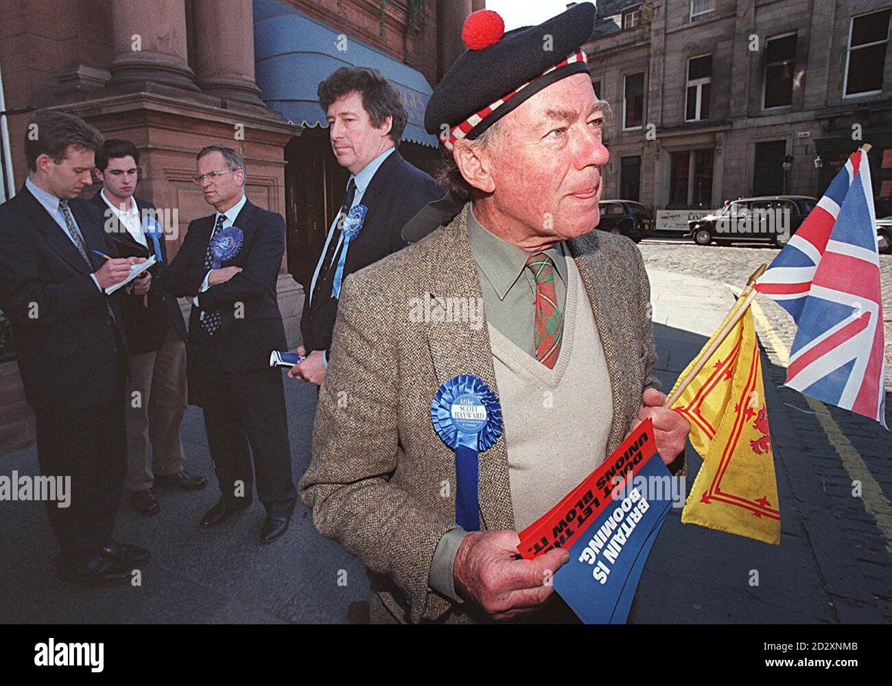 L'auteur et ancien président du parti conservateur Lord Archer (3e droite, bras croisés) s'est lancé dans une tournée éclair de sièges marginaux écossais aujourd'hui (mardi), son anniversaire, à Edinburgh Central, pour aider la cause conservatrice. Lord Archer, qui a 57 ans aujourd'hui, a déclaré que c'était une merveilleuse façon de passer son anniversaire et qu'il ferait campagne 19 heures par jour jusqu'au jour du scrutin. Au premier plan se trouve le Dr Ian McAdam, militant conservateur. Photo de Louisa Buller. Voir l'histoire de PA ÉLECTION Archer. Banque D'Images