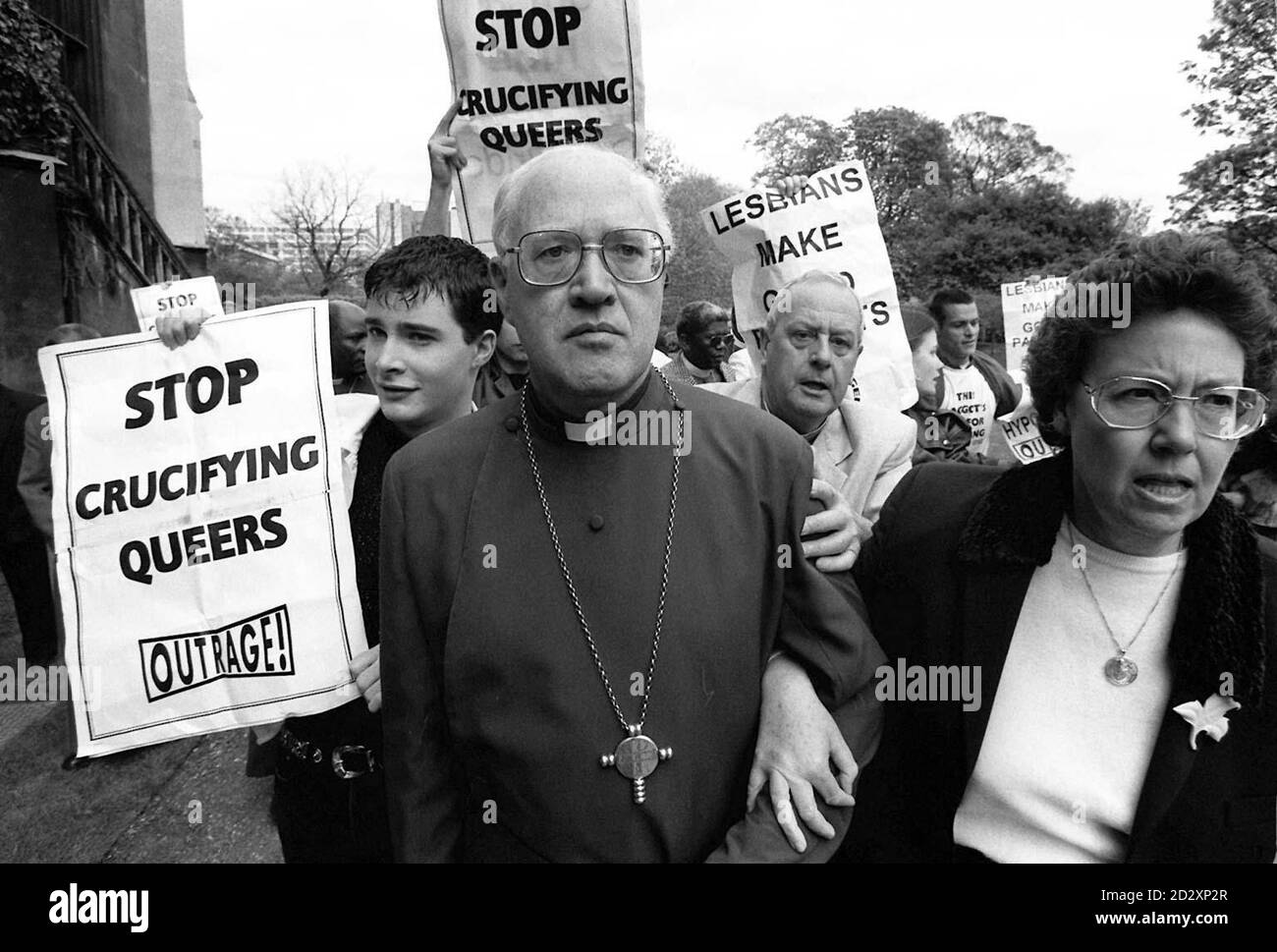 Les militants des droits homosexuels affrontent aujourd'hui l'archevêque de Canterbury au sujet de la position de l'Église d'Angleterre sur les prêtres homosexuels au Palais Lambeth à Londres (dimanche). L'Archevêque accueillait une réunion de 16 ecclésiastiques de partout dans le monde, lorsque les manifestants se sont clamés au-dessus des murs, interrompant une photo-occasion préprogrammée pour marquer la conférence. Photo de Piers Allardyle. Disponible en noir et blanc uniquement. Voir PA Story CHURCH gay. Banque D'Images