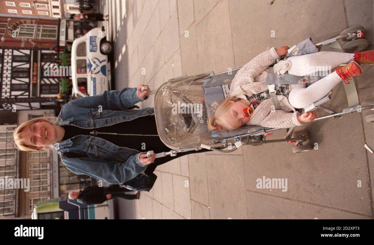 Christina Brandon arrive avec sa fille à la High court de Londres aujourd'hui (mardi), où son mari, le musicien Kirk Brandon, poursuit l'ancien chanteur du Club de la culture Boy George, pour diffamation après qu'il ait prétendu qu'ils avaient eu une affaire gay.Brandon, qui a trouvé la célébrité avec les groupes de rock 'Pear of Destiny' et 'Theatre of Hate', a déclaré à la cour qu'il n'était pas homosexuel et que l'affaire alléguée, détaillée dans l'autobiographie de George en 1995, Take it like a Man, était un mensonge total.Voir PA Story COURTS George.Photo de Stefan Rousseau/PA. Banque D'Images