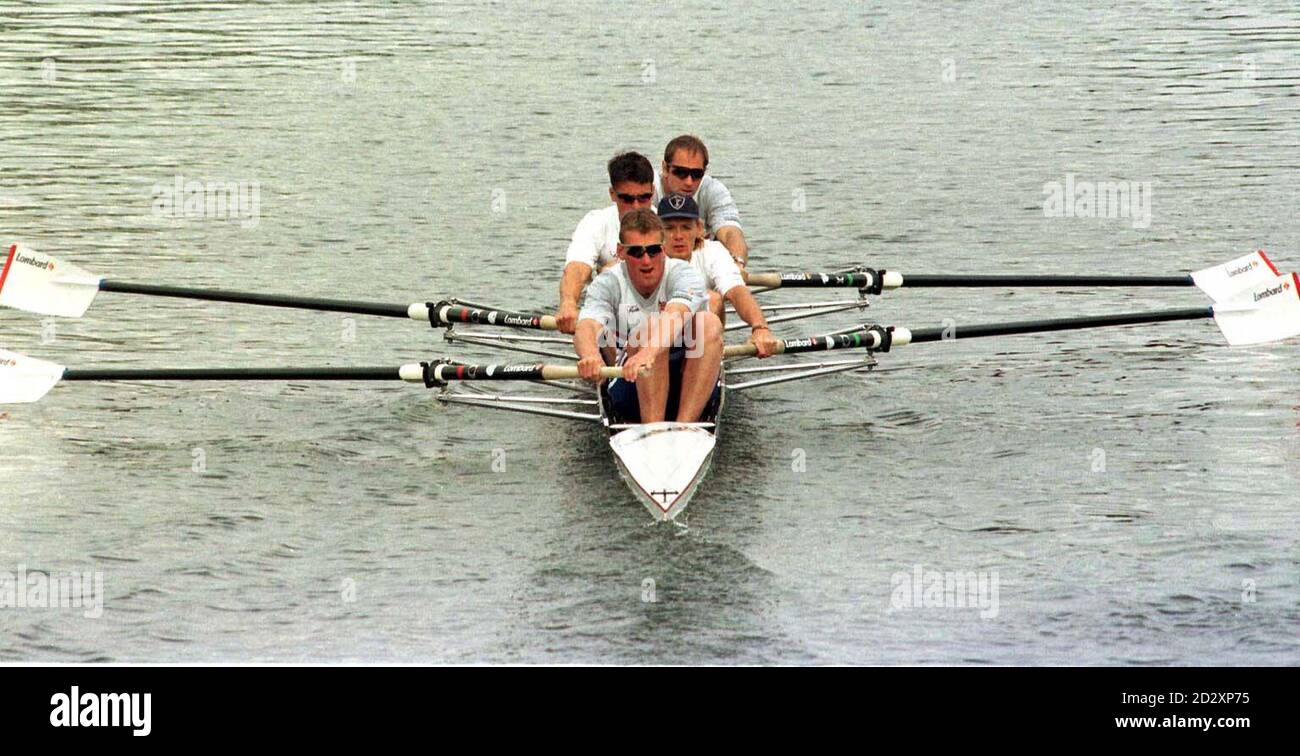 Les quatre nouveaux sans code qui représenteront la Grande-Bretagne aux Jeux olympiques de Sydney de 2000 sur la Tamise près du Leander Club à Henley aujourd'hui (mardi) où il a été annoncé ce matin. De gauche à droite : Steve Redgrave, James Cracknell, Tim Forster et Matthew Pinsent. Photo de Tim Ockenden/ PA Banque D'Images