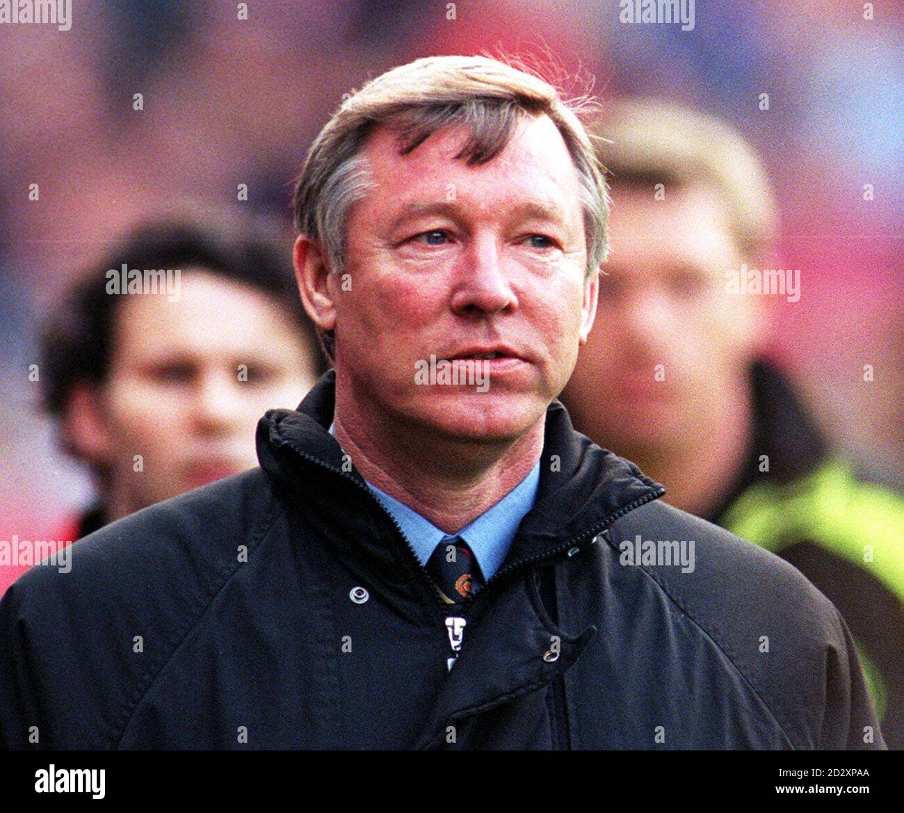 Déception pour le Manager de Manchester United Alex Ferguson alors qu'il quitte Old Trafford après avoir perdu son côté à Dortmund dans la Ligue des champions de l'UEFA ce soir (mercredi). PHOTO JOHN GILES.PA. Banque D'Images