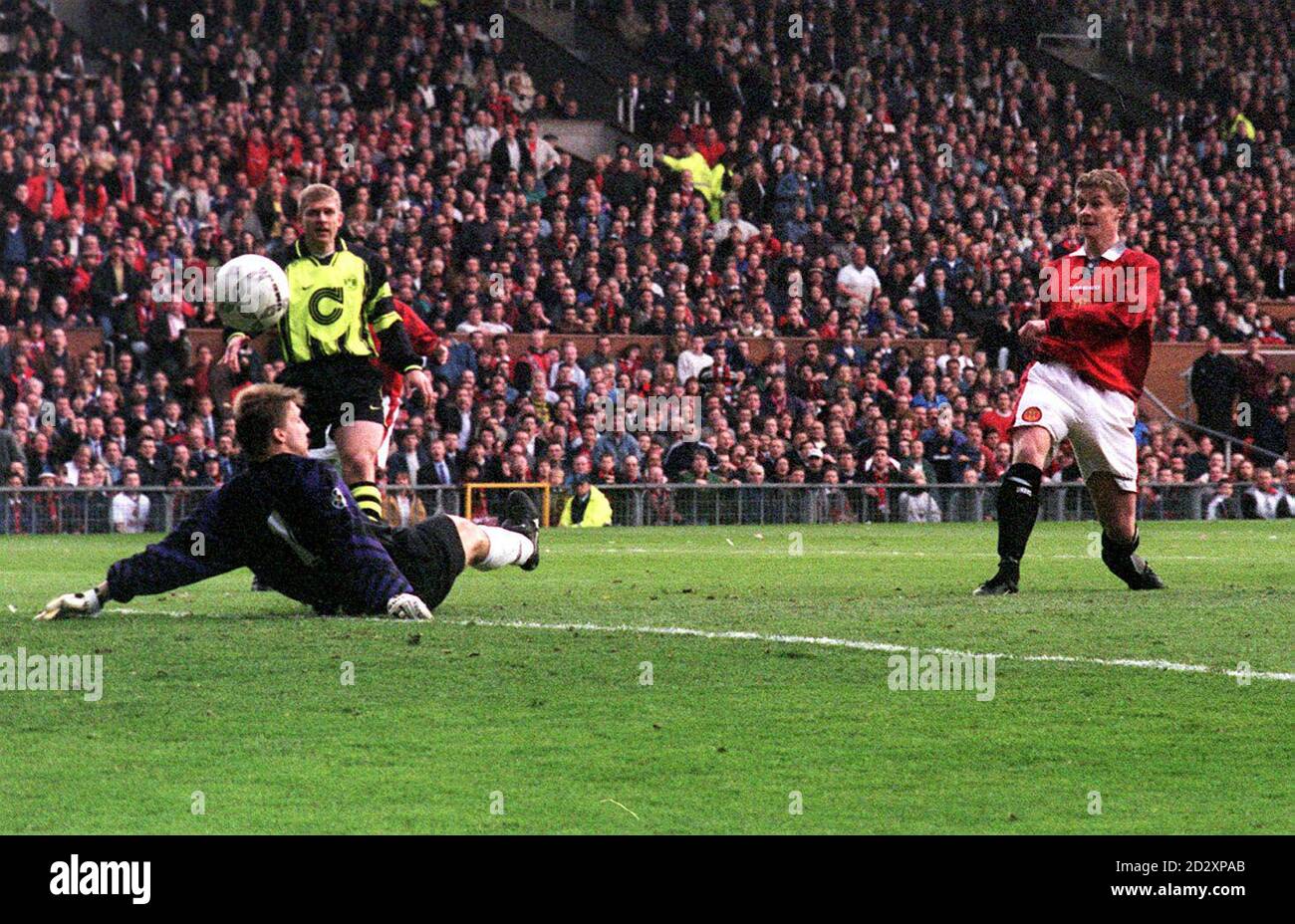 OLE Solskjaer bat le gardien de but de Dortmund Stefan Klos seulement pour que le but soit refusé comme Manchester United jouer Dortmund dans leur demi-finale de la Ligue des champions de l'UEFA ce soir (mercredi). Photo John Giles.PA. Banque D'Images