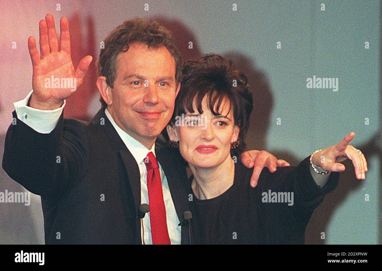 Le leader travailliste Tony Blair et sa femme Cherie se sont fait une vague  pour encourager les partisans au Festival Hall de la South Bank à Londres  aujourd'hui (vendredi), après que son