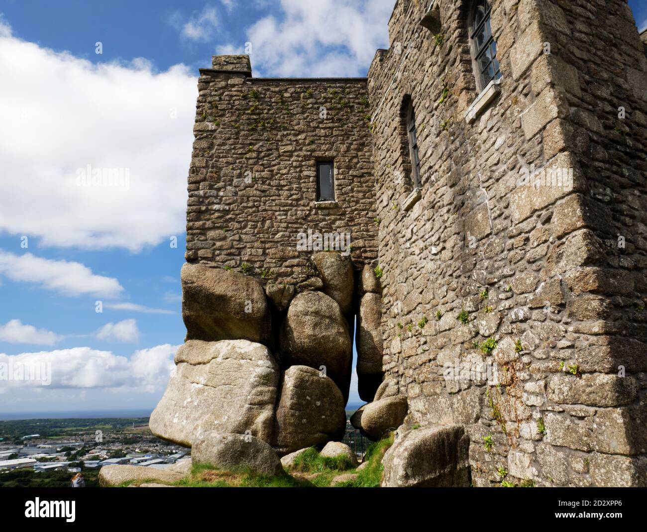 Le château de Brea du BCEI surplombe Redruth depuis le sommet de Carn Brea, dans les Cornouailles. Banque D'Images