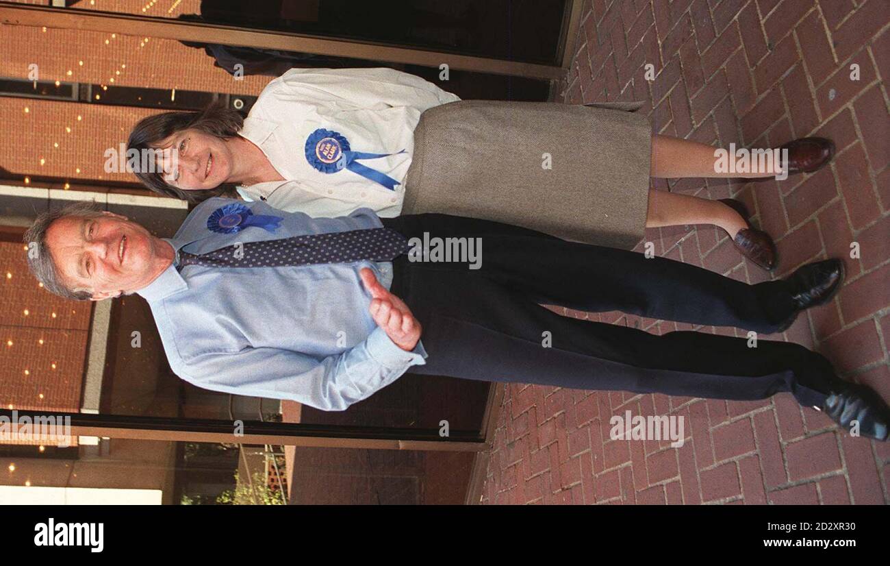 Le candidat de Kensington et Chelsea, l'ancien ministre conservateur Alan Clark et l'épouse Jane quittent le bureau de vote de l'hôtel de ville de Kensington, après avoir voté aujourd'hui (jeudi). Photo de Tim Dickinson/PA Banque D'Images