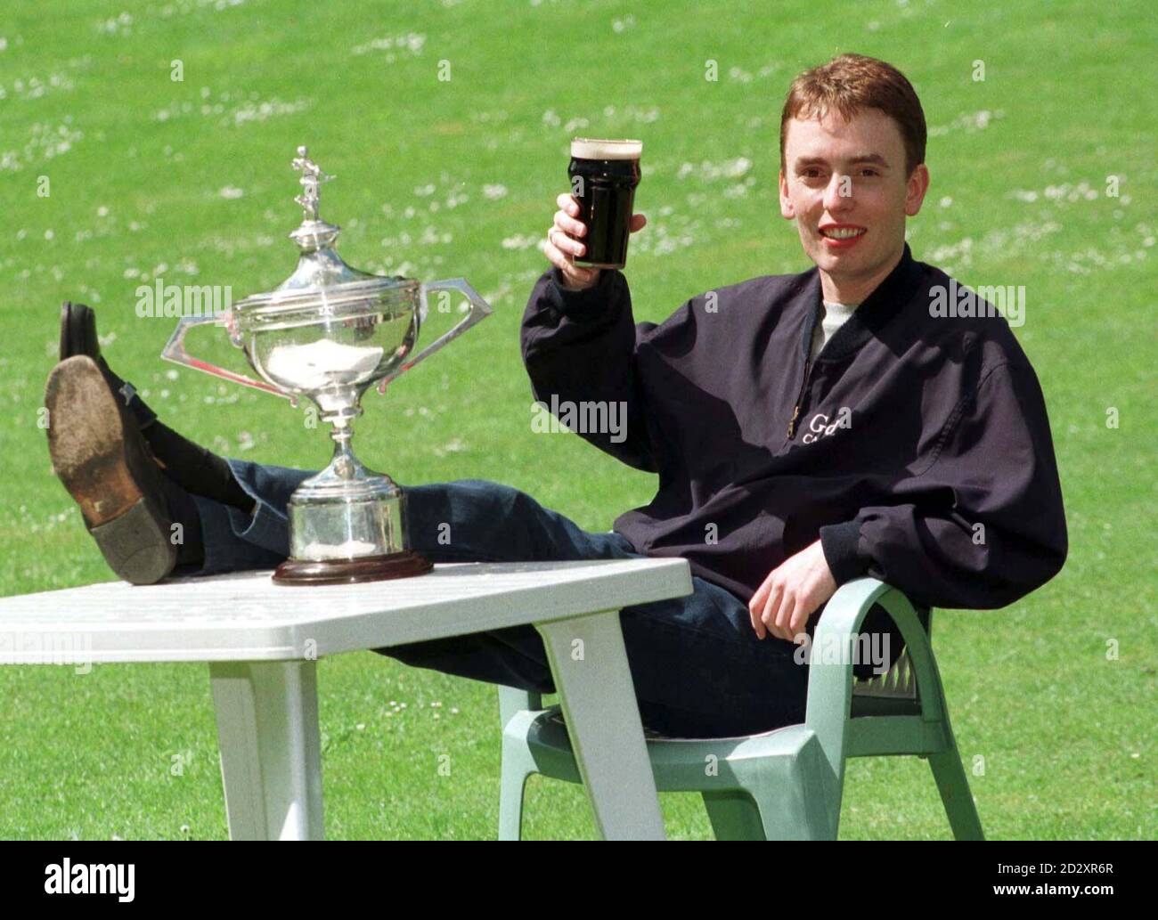 Le nouveau champion du monde du snooker et Ken Doherty, fan de Manchester United, célèbrent aujourd'hui à l'hôtel Swallow de Sheffield après la victoire de la nuit dernière (lundi) au championnat du monde de l'ambassade. Doherty, le premier joueur de la République d'Irlande à remporter le titre, a remporté en 18-12 une victoire sur le champion cinq fois Stephen Hendry. Photo de Paul Barker/PA. VOIR PA STORY SNOOKER DOHERTY. Banque D'Images