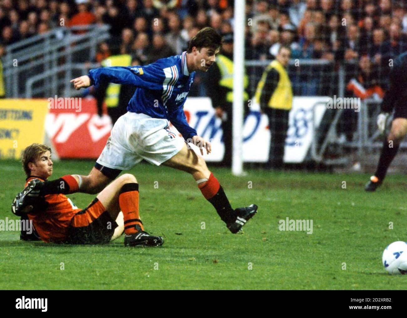 Brian Laudrup, la star danoise des Rangers (à droite), arrive devant Eric Pedersan, de Dundee United, lors de son match de la première division de Bell contre Dundee United à Tannadice ce soir (mardi). Les Rangers remportent le Championnat du côté de Glasgow pour la neuvième fois consécutive. Voir PA Story FOOTBALL Dundee United. Photos PA Banque D'Images Brian Laudrup, la star danoise des Rangers (à droite), arrive devant Eric Pedersan, de Dundee United, lors de son match de la première division de Bell contre Dundee United à Tannadice ce soir (mardi). Les Rangers remportent le Championnat du côté de Glasgow pour la neuvième fois consécutive. Voir PA Story FOOTBALL Dundee United. Photos PA Banque D'Images